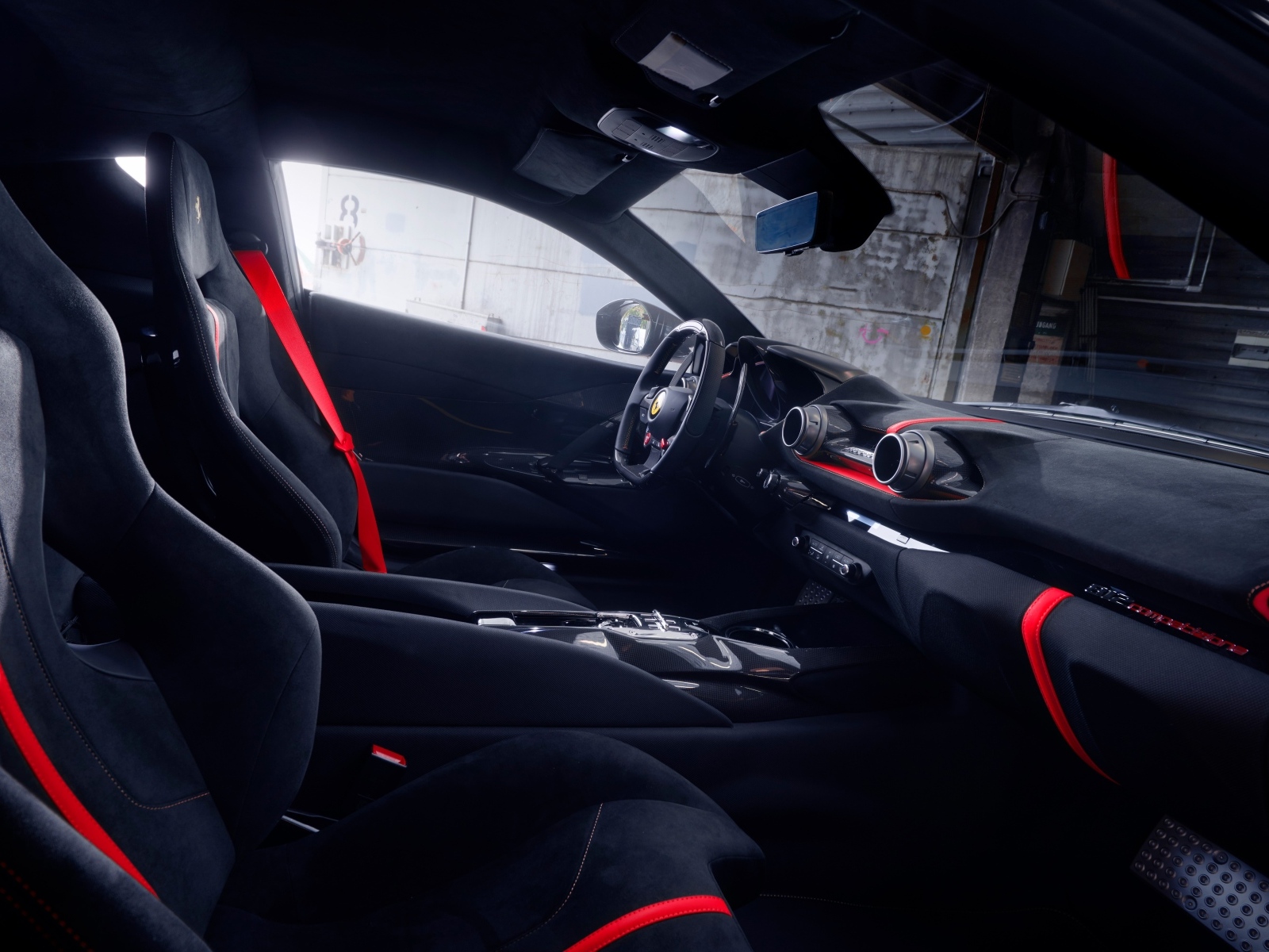 Черный кожаный салон автомобиля Ferrari 812