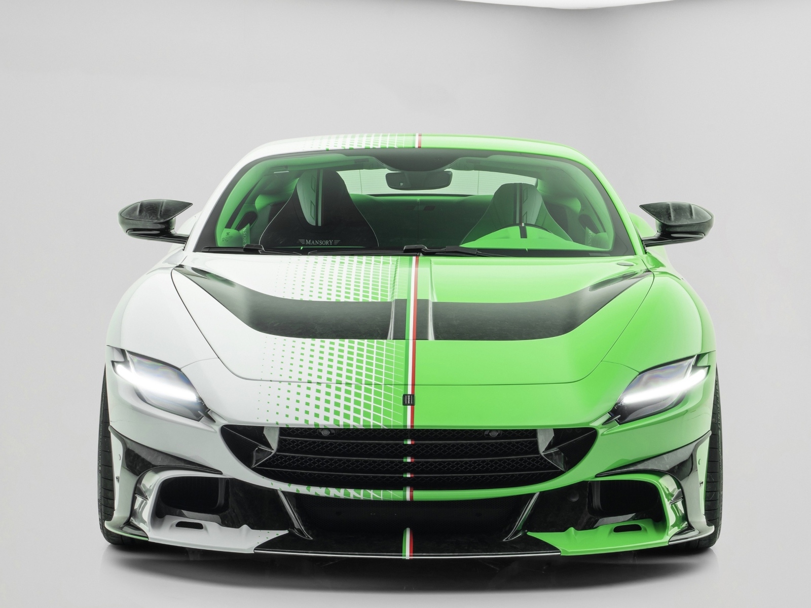 Автомобиль Mansory Tempesta Verde Ferrari Roma вид спереди