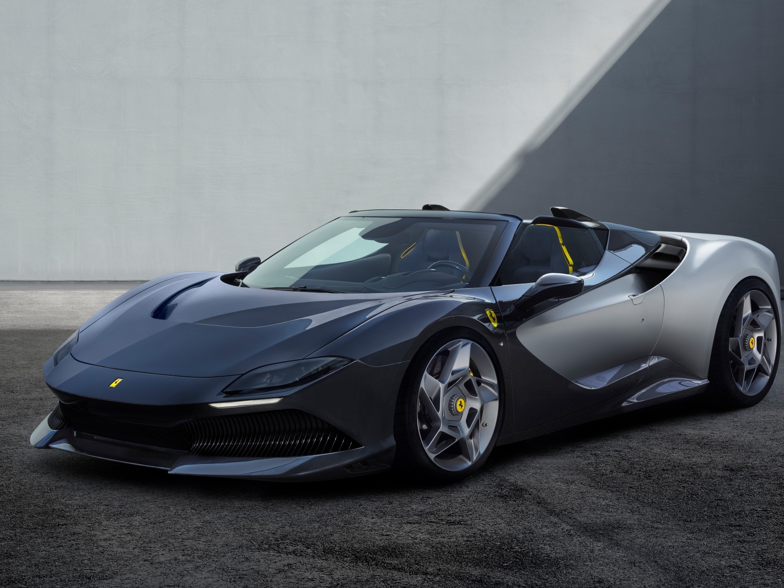 Быстрый автомобиль Ferrari SP-8