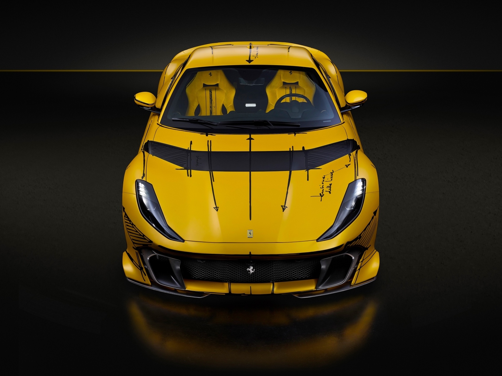 Автомобиль Ferrari 812  года на черном фоне