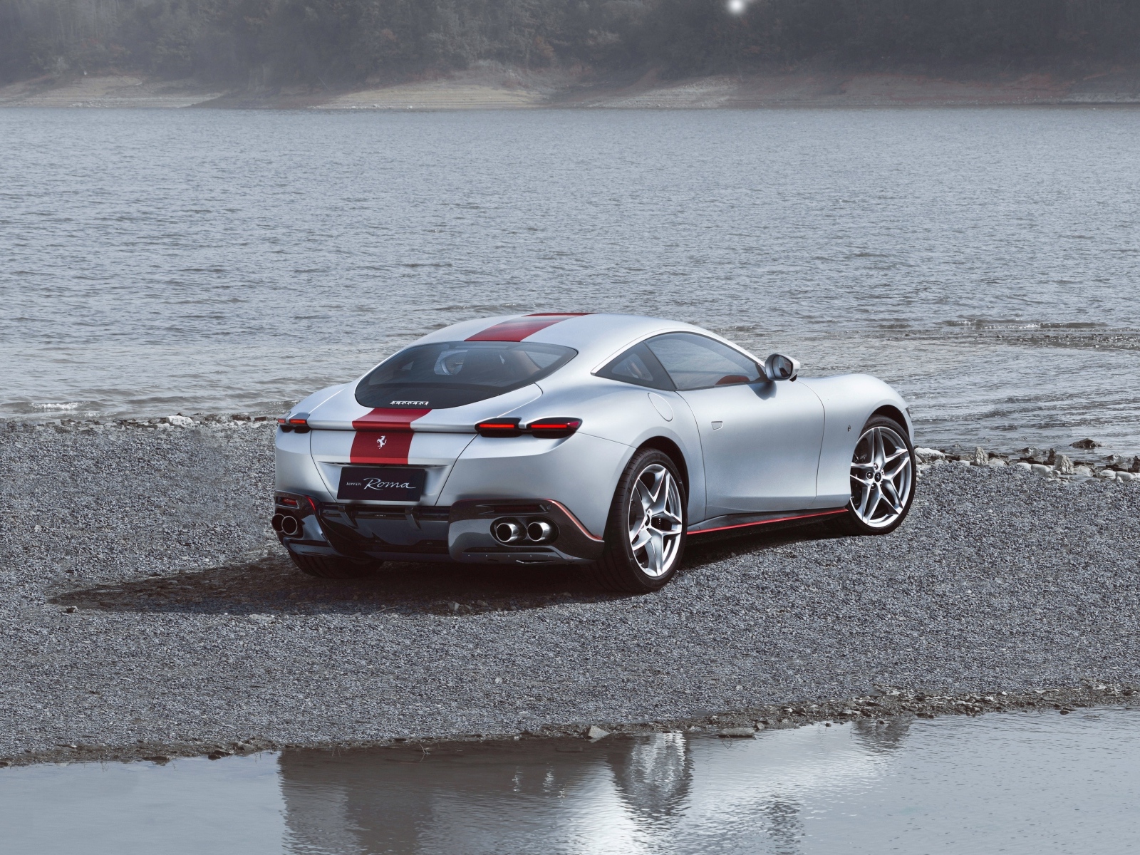 Автомобиль Ferrari Roma 30th Anniversary 2023 у воды