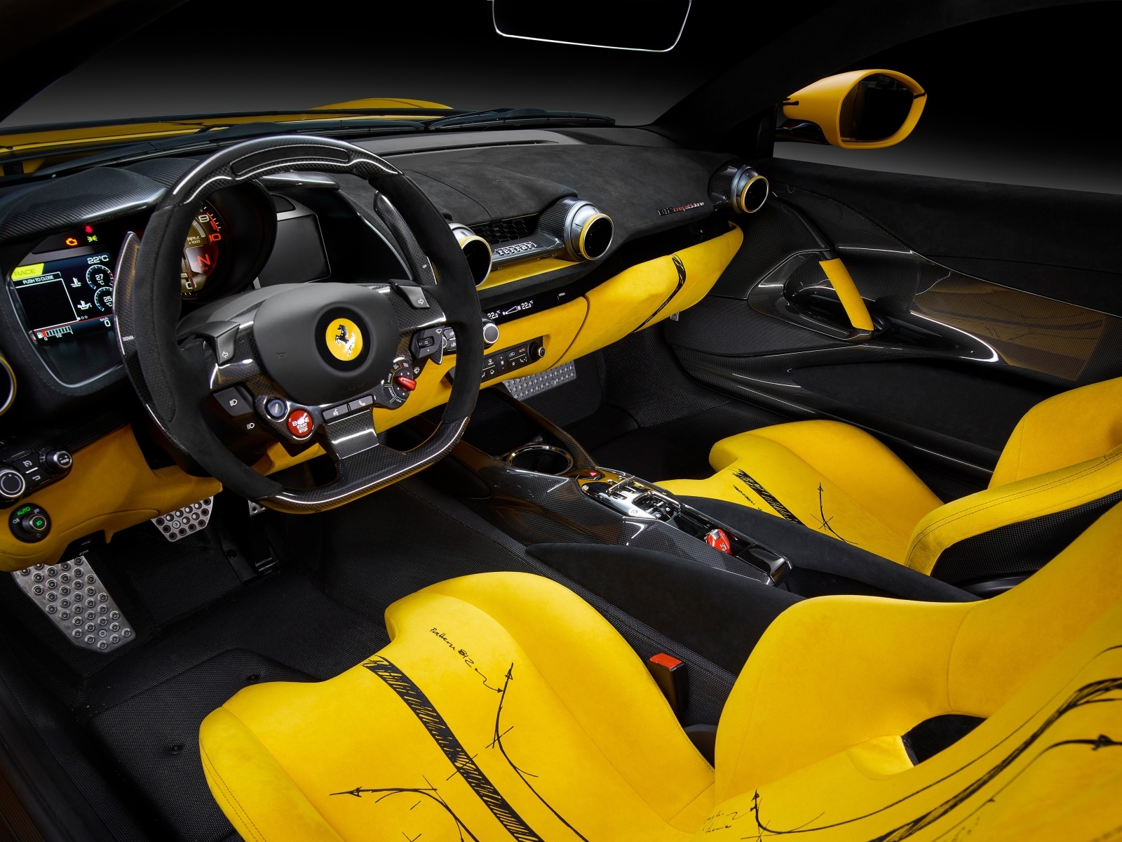 Кожаный салон автомобиля Ferrari 812