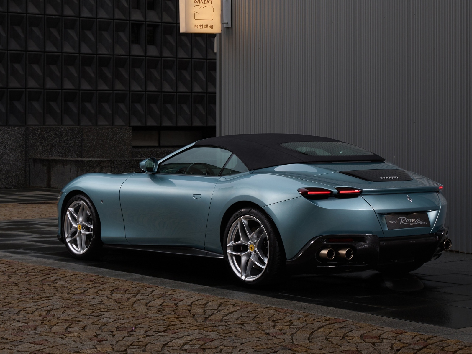 Вид сзади на автомобиль Ferrari Roma Spider 2023 года