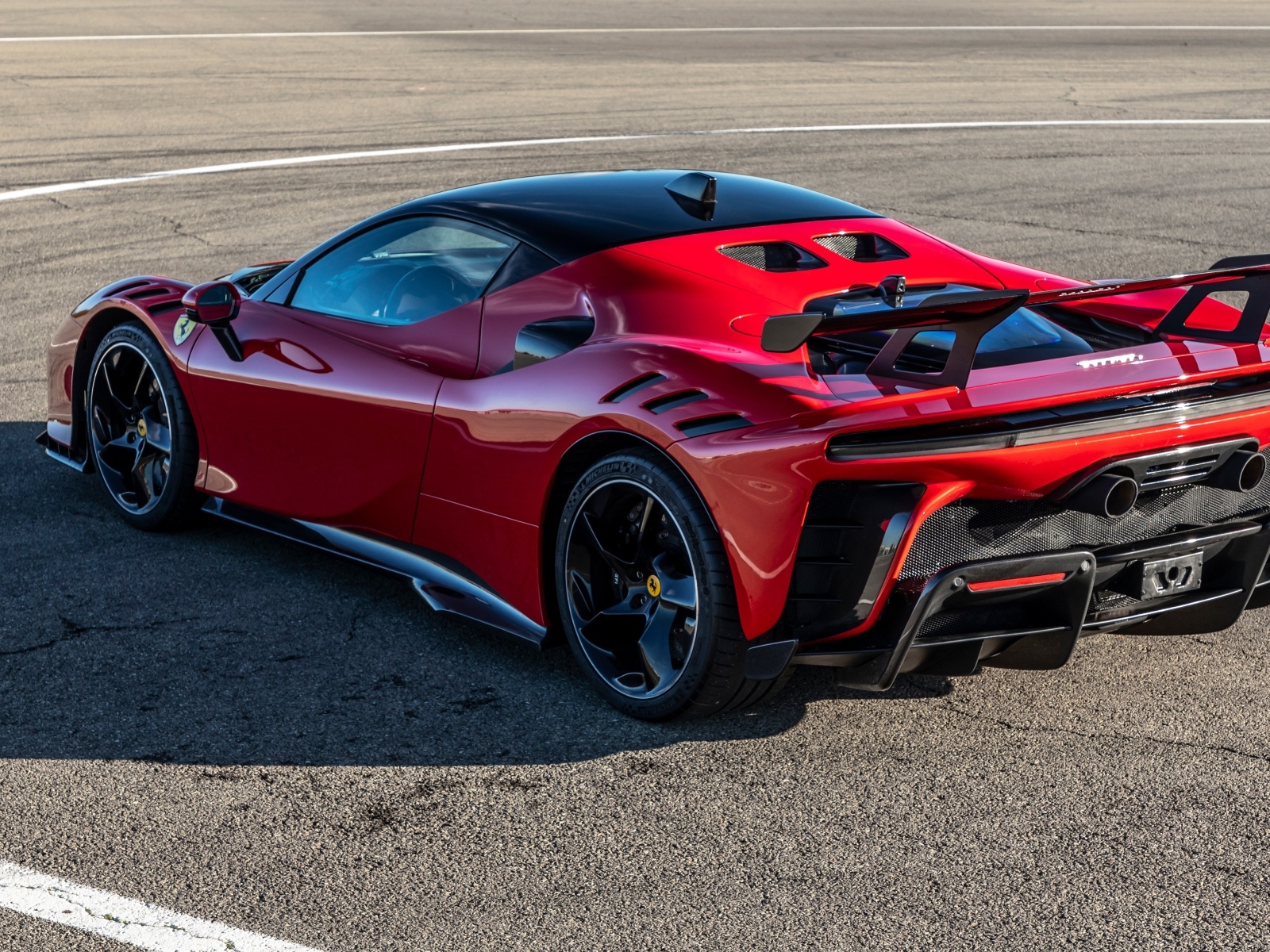 Вид сзади на автомобиль Ferrari SF90 XX Stradale 2023 года