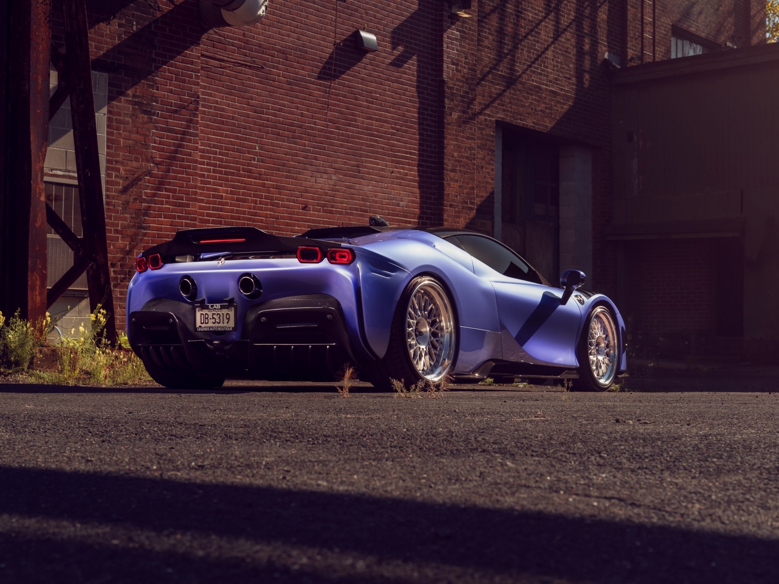 Вид сзади на автомобиль Ferrari SF90 Spider