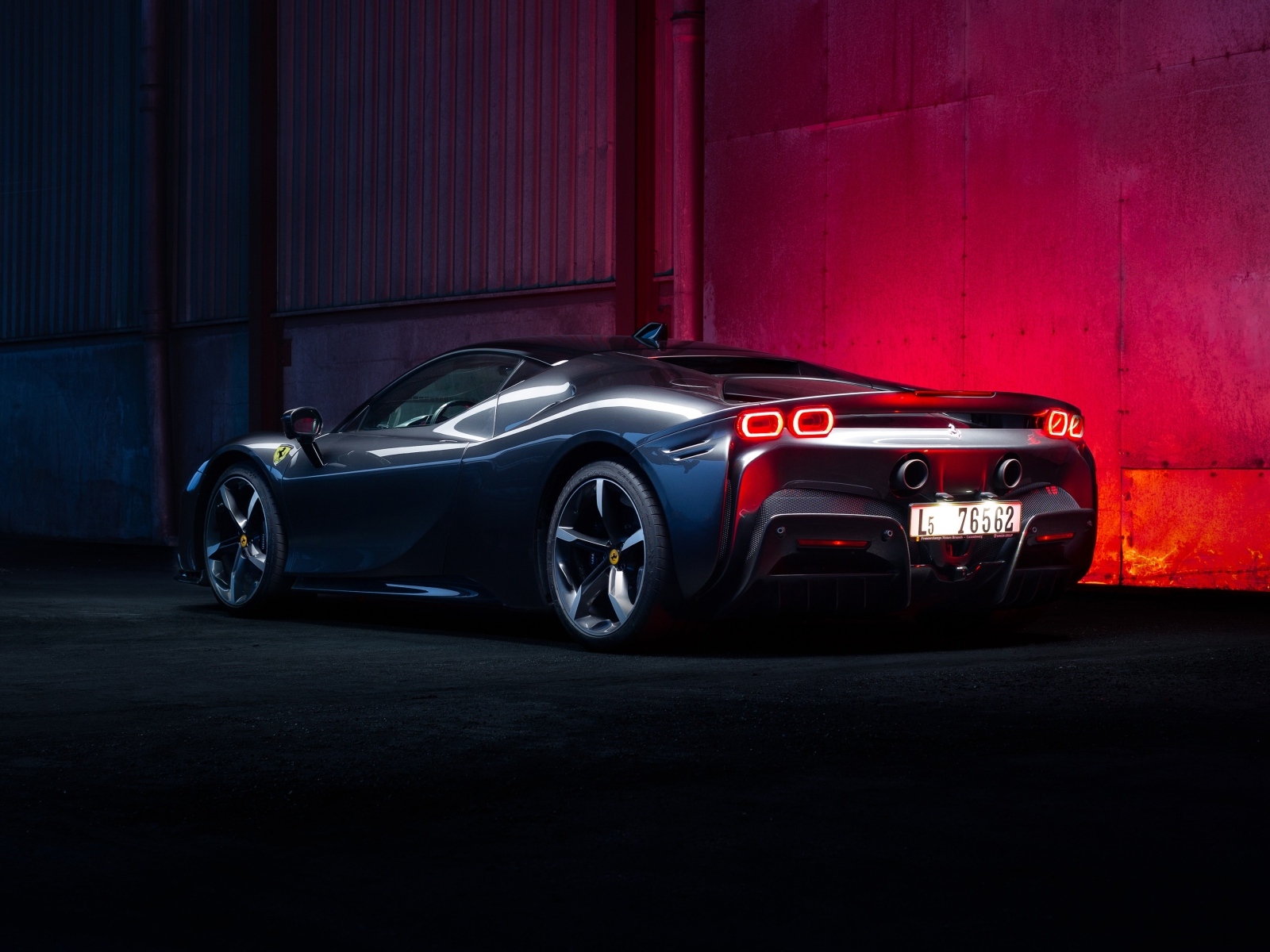 Вид сзади на автомобиль Ferrari SF90 Stradale