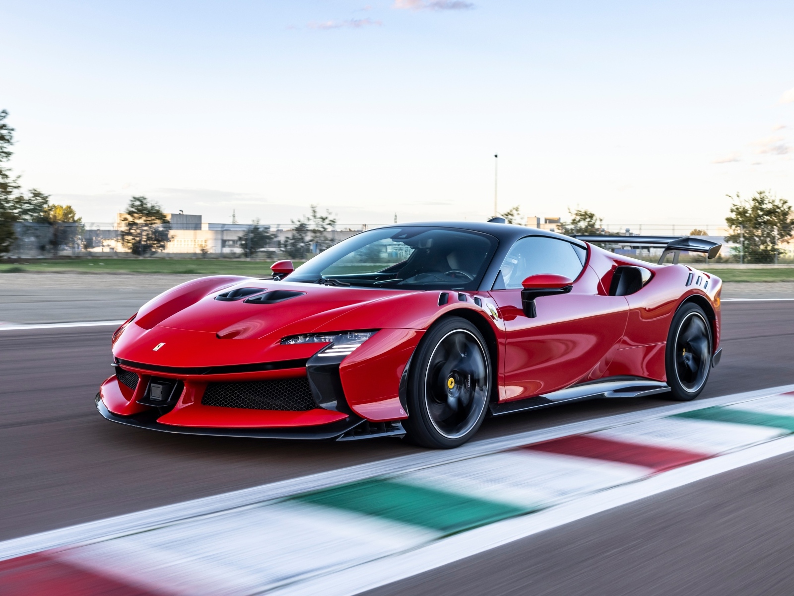 Красный автомобиль Ferrari SF90 XX Stradale на трассе