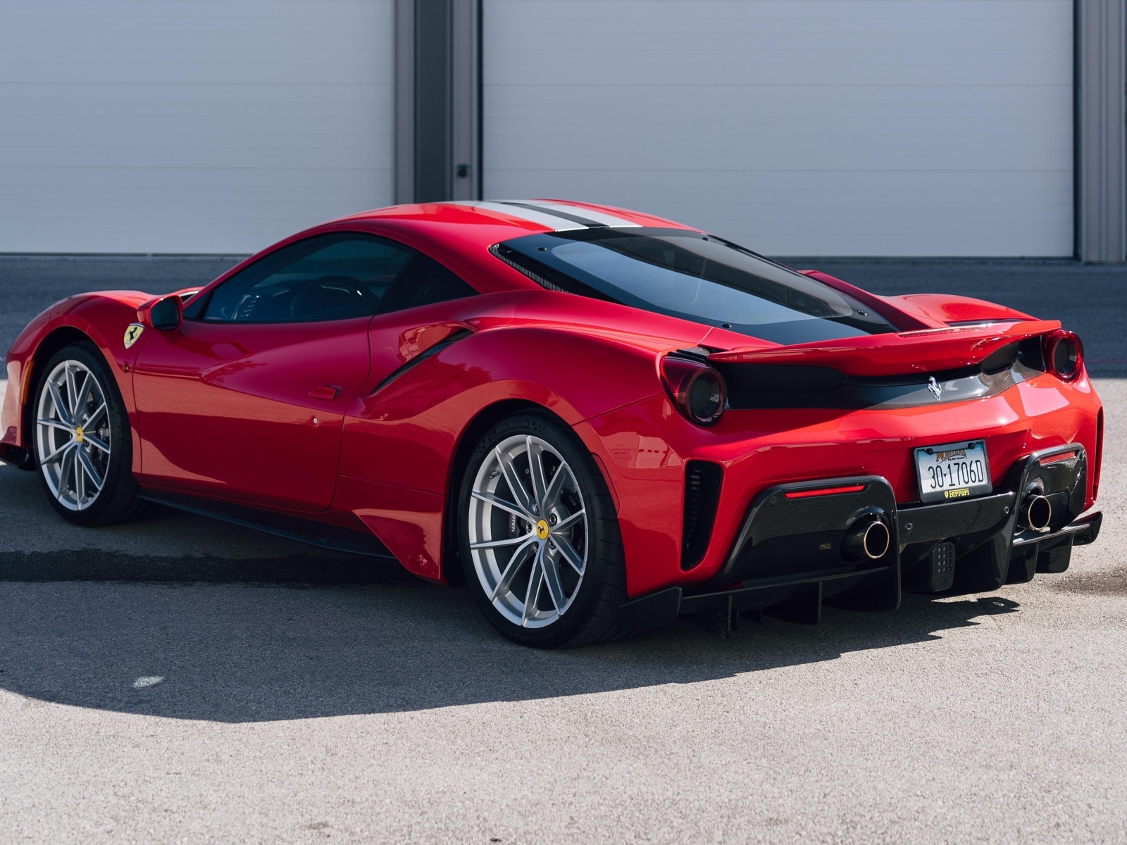 Красный автомобиль Ferrari 488 Pista вид сзади