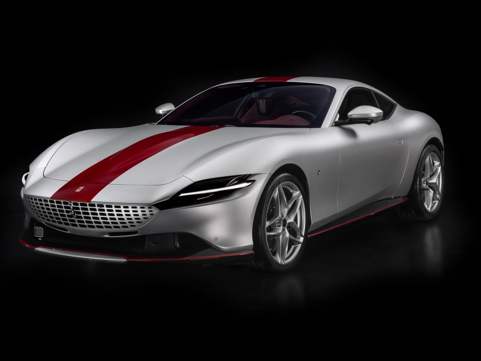 Серебристый Ferrari Roma 30th Anniversary 2023 года на черном фоне