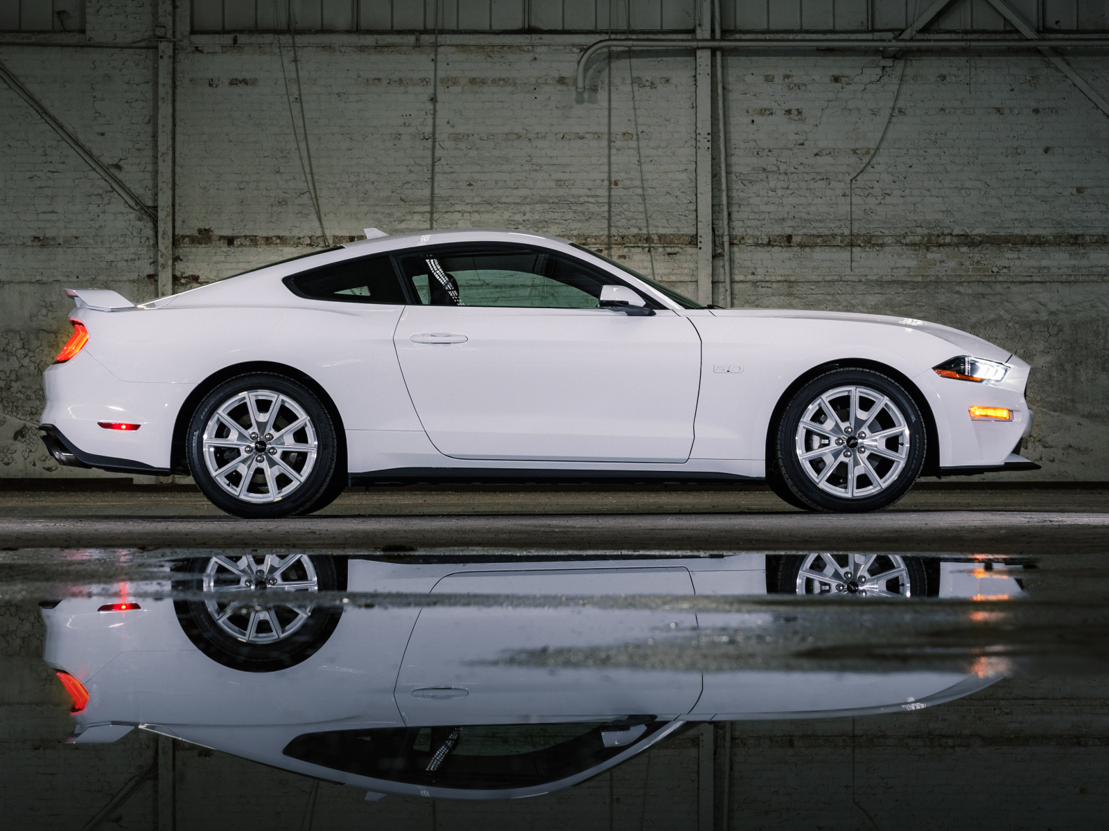 Автомобиль Ford Mustang GT, 2023 года вид сбоку