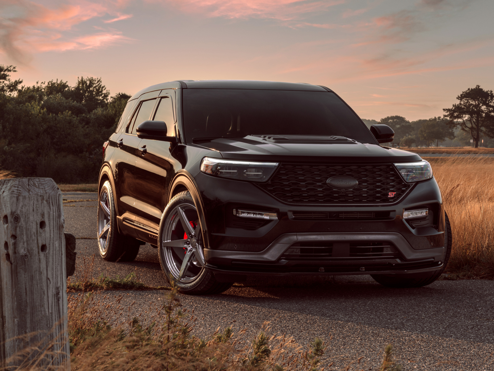 Черный внедорожник Ford Explorer ST