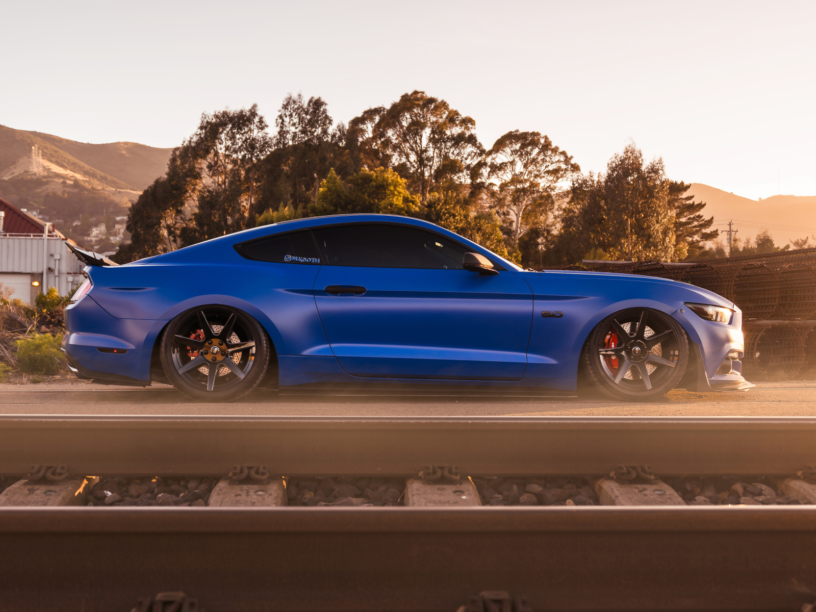 Автомобиль Ford Mustang GT вид сбоку