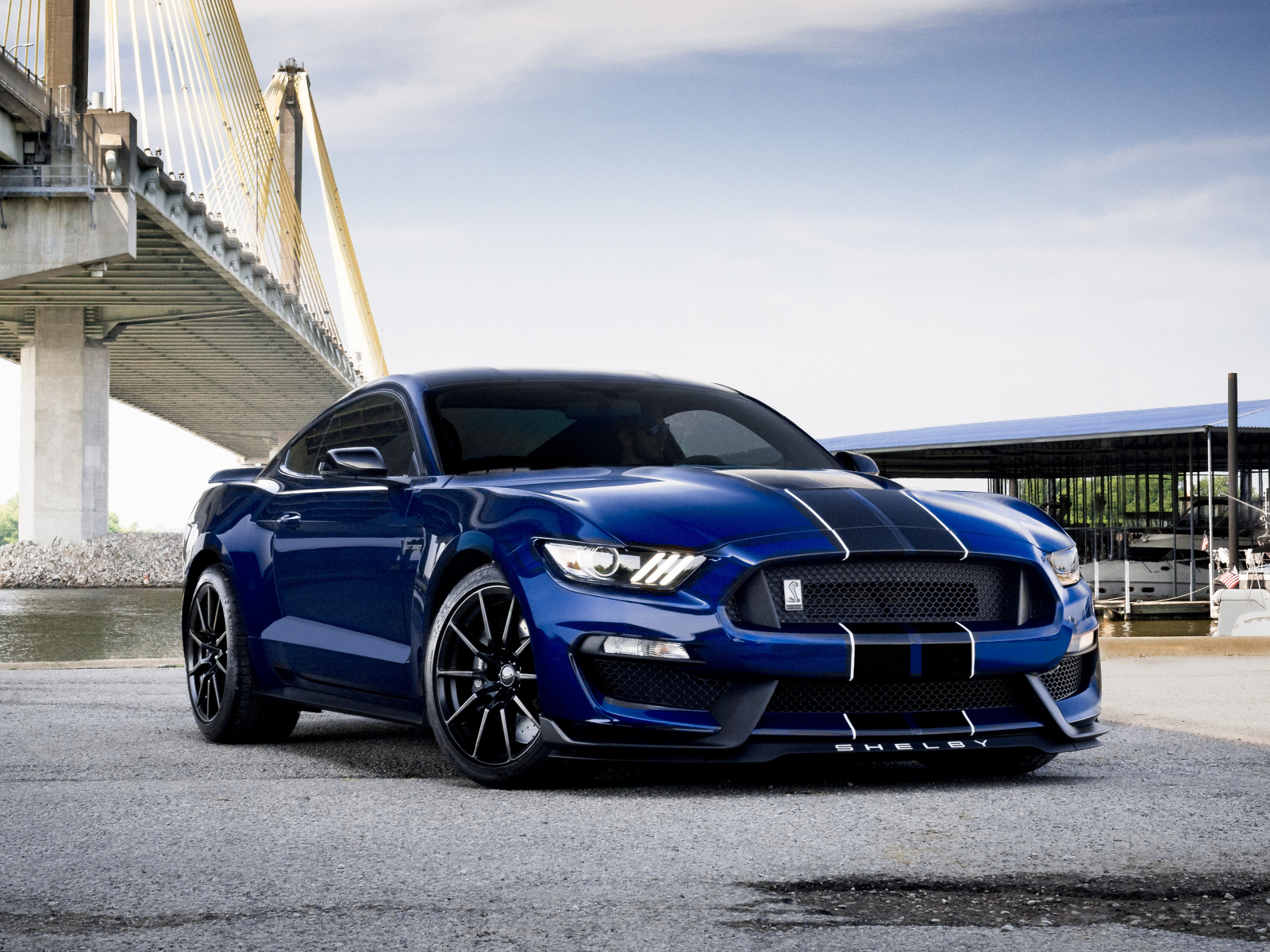 Автомобиль Ford Shelby GT350 у моста