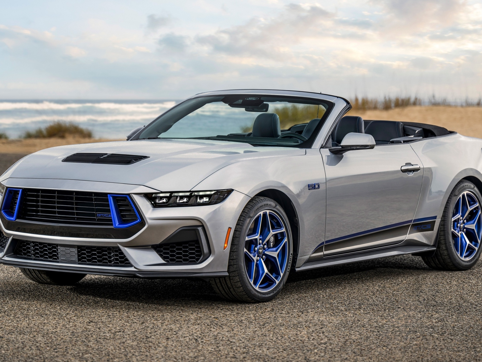 Вид  спереди на автомобиль  Ford Mustang GT California Special 2024 года