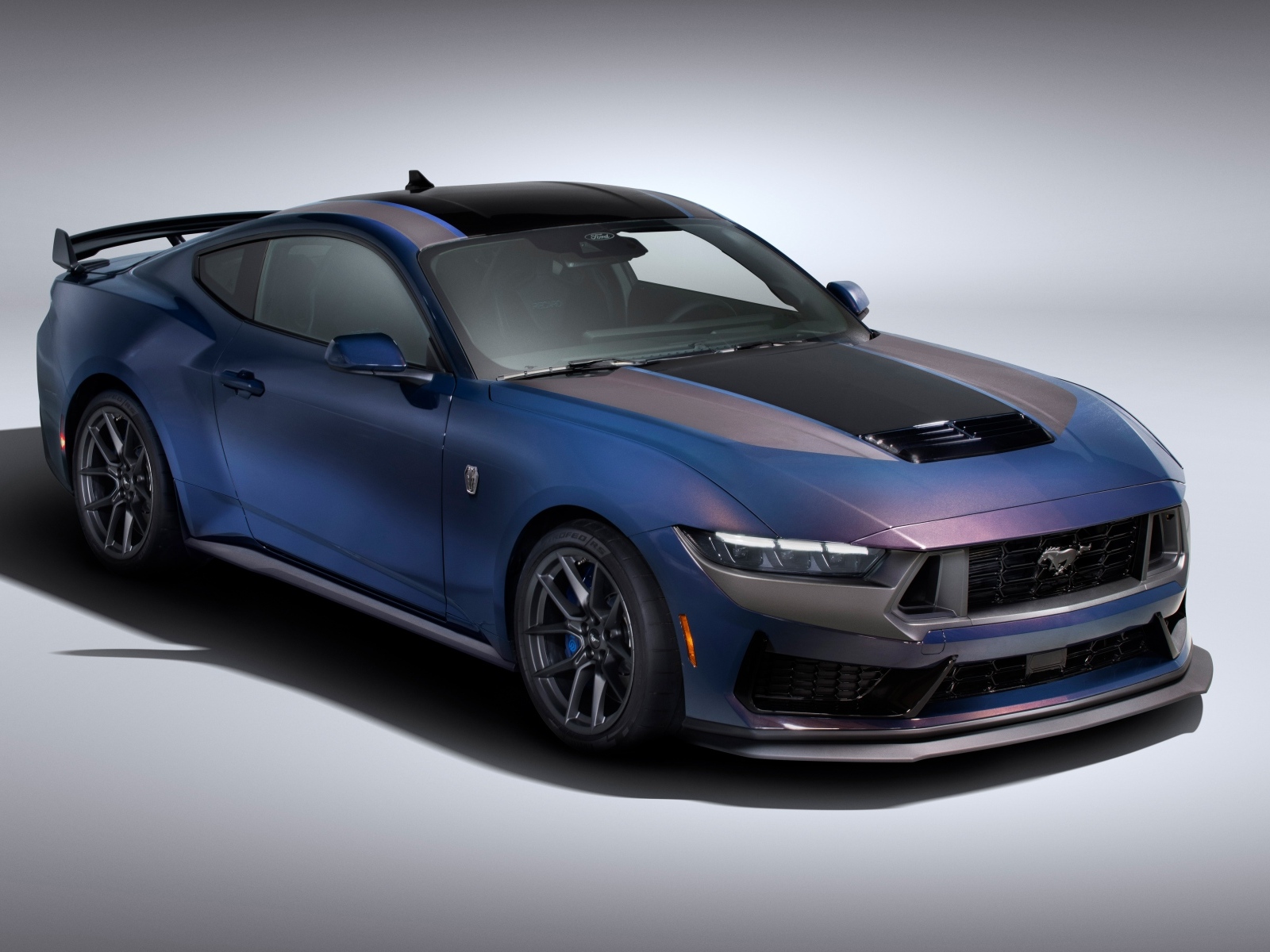 Новый автомобиль Ford Mustang Dark Horse 2024  года на сером фоне