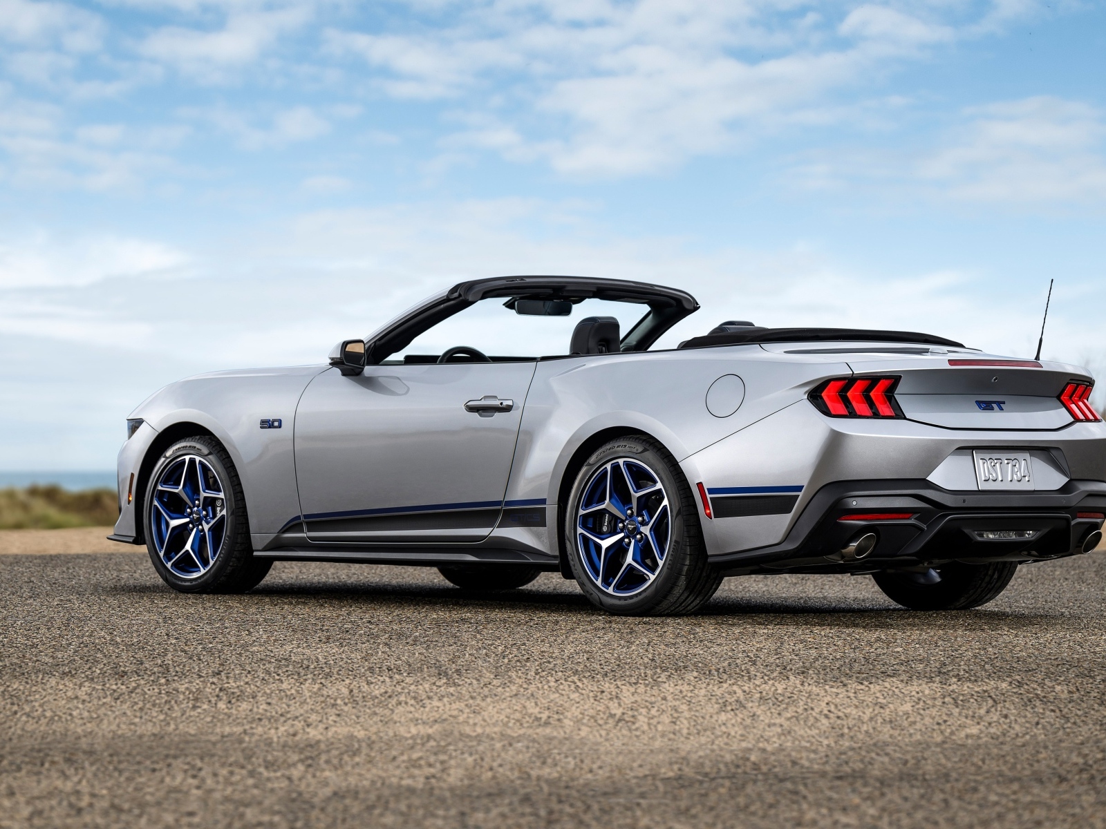 Вид сзади на автомобиль Ford Mustang GT California Special 2024 года