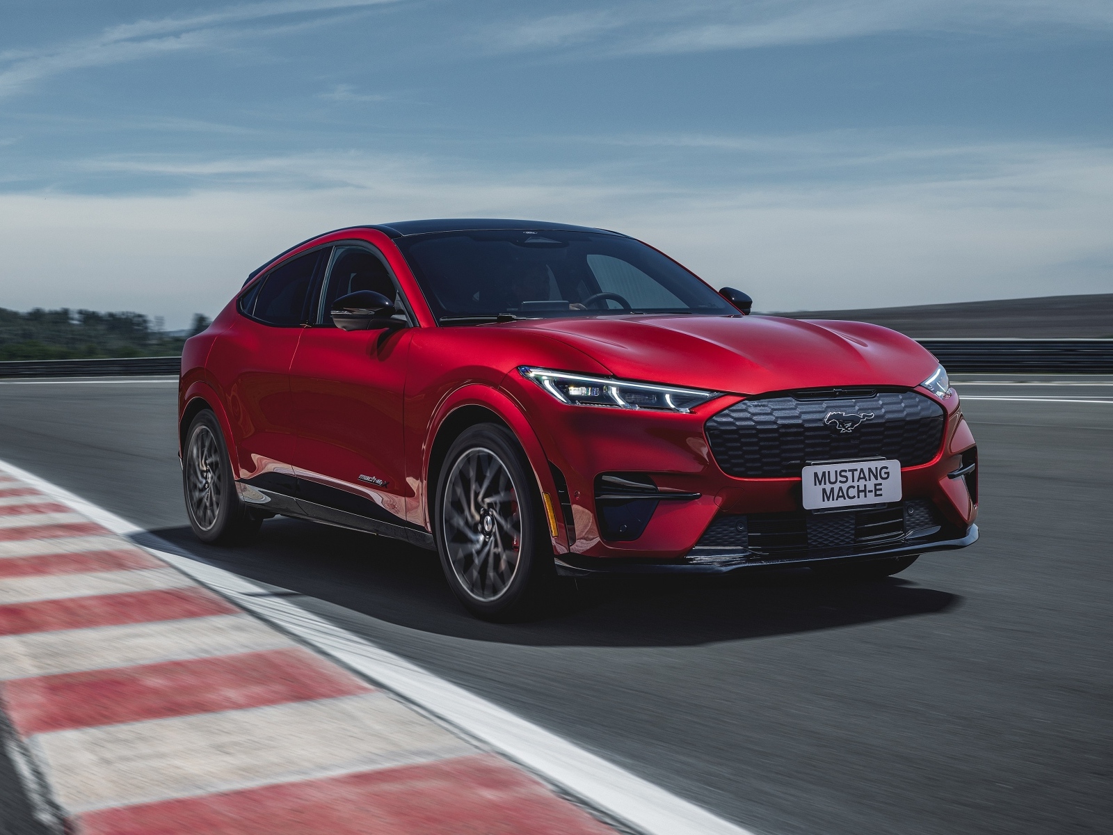 Красный автомобиль Ford Mustang Mach-E GT Performance 2023 года