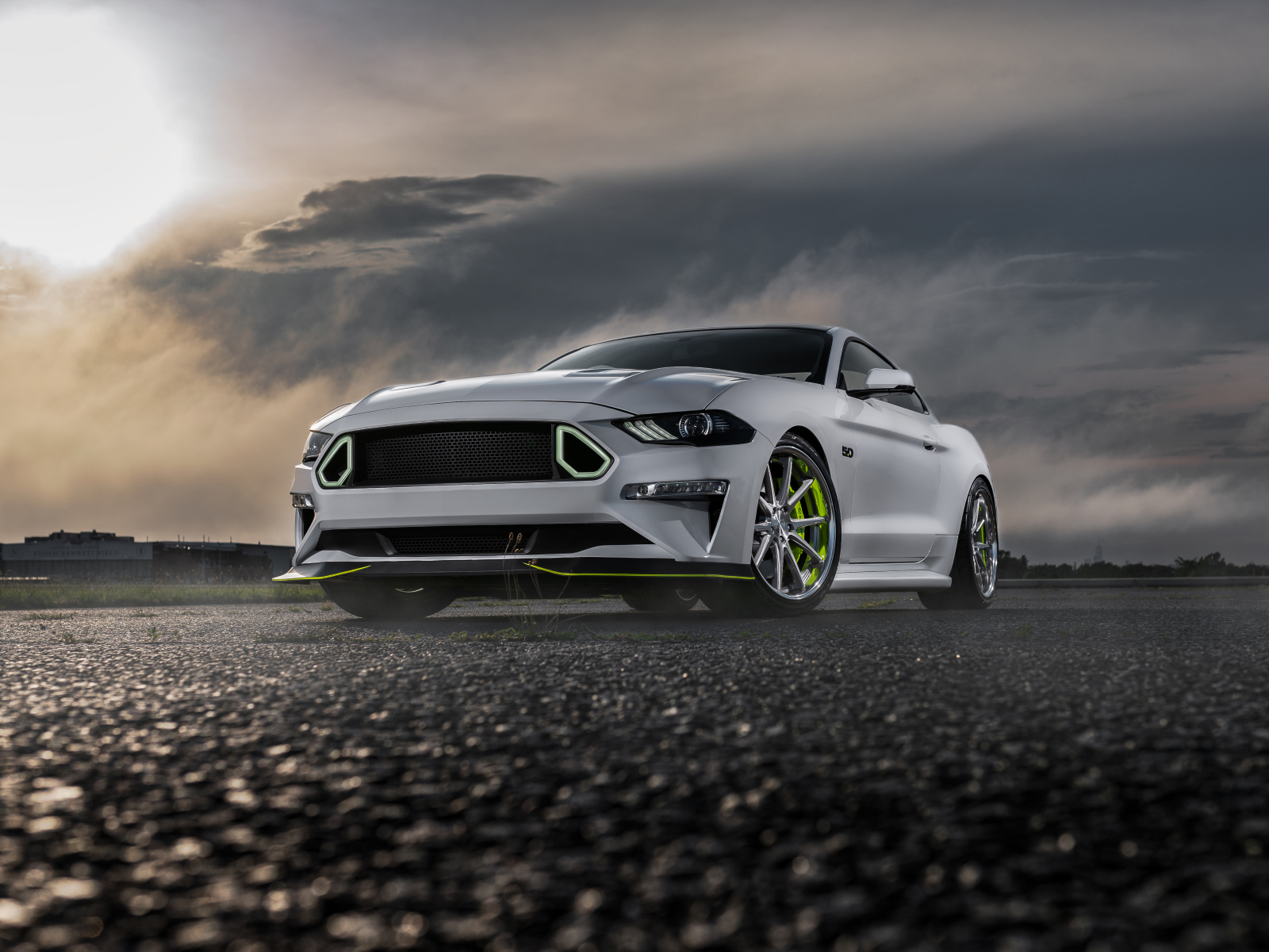 Серебристый Ford Mustang GT на фоне грозового неба