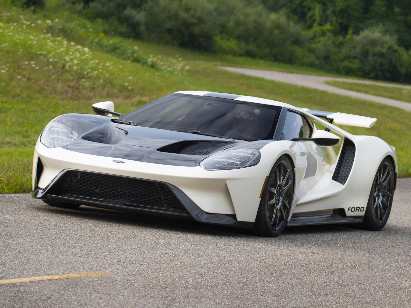 Стильный Ford GT 64 Heritage, 2022 года на дороге