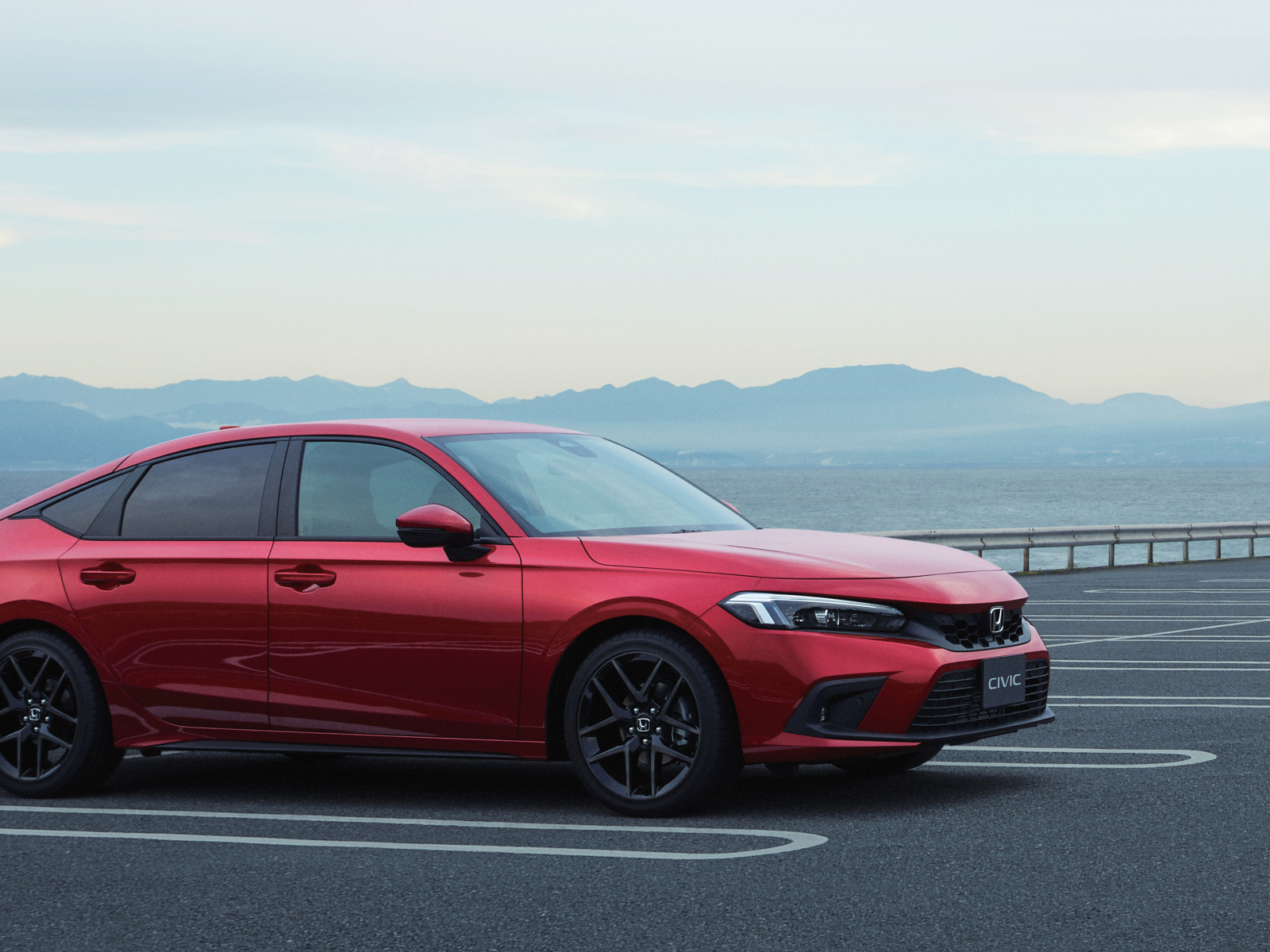 Красный автомобиль Honda Civic Hatchback 2022