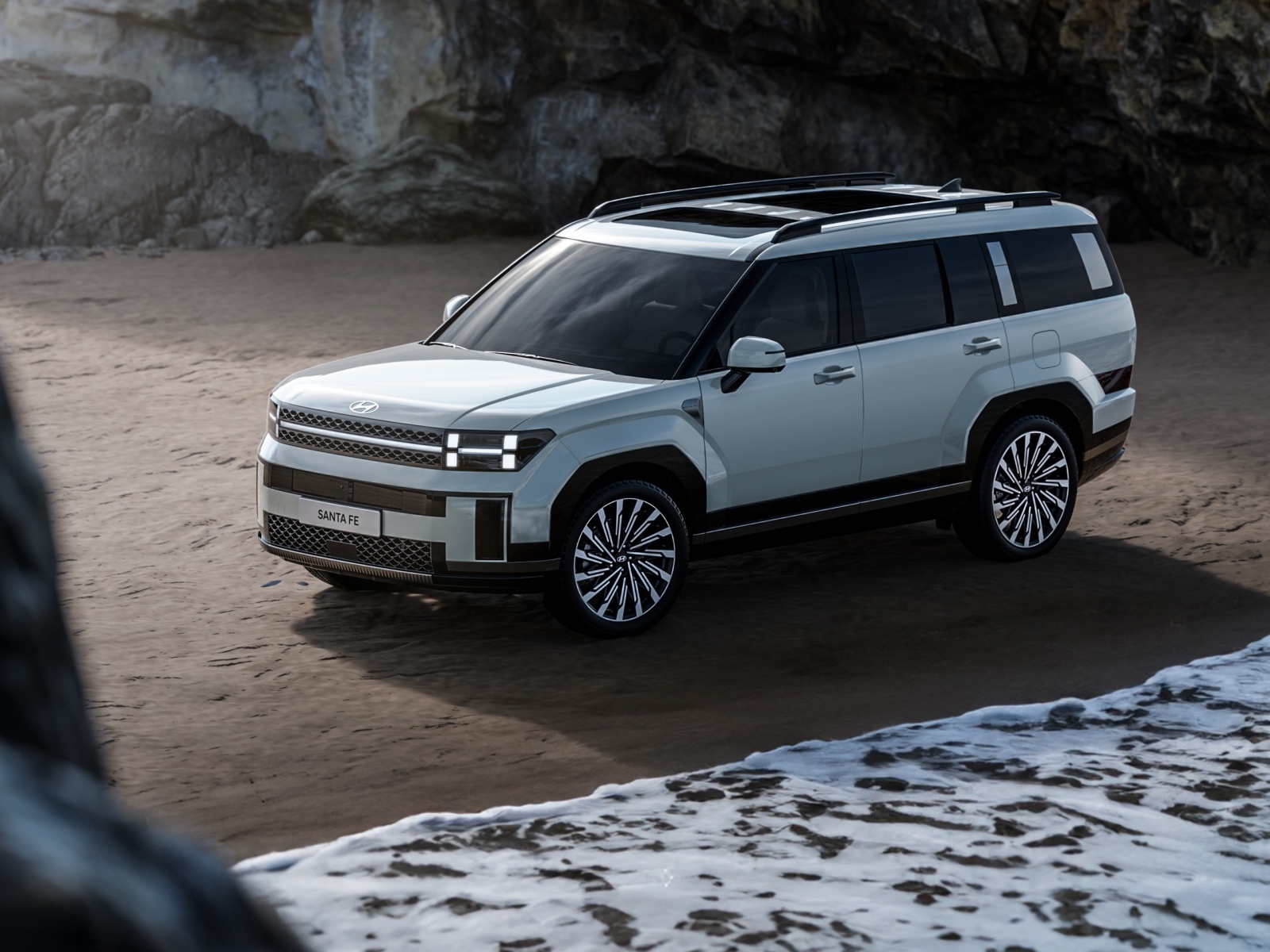 Внедорожник Hyundai Santa Fe 2024 года в горах