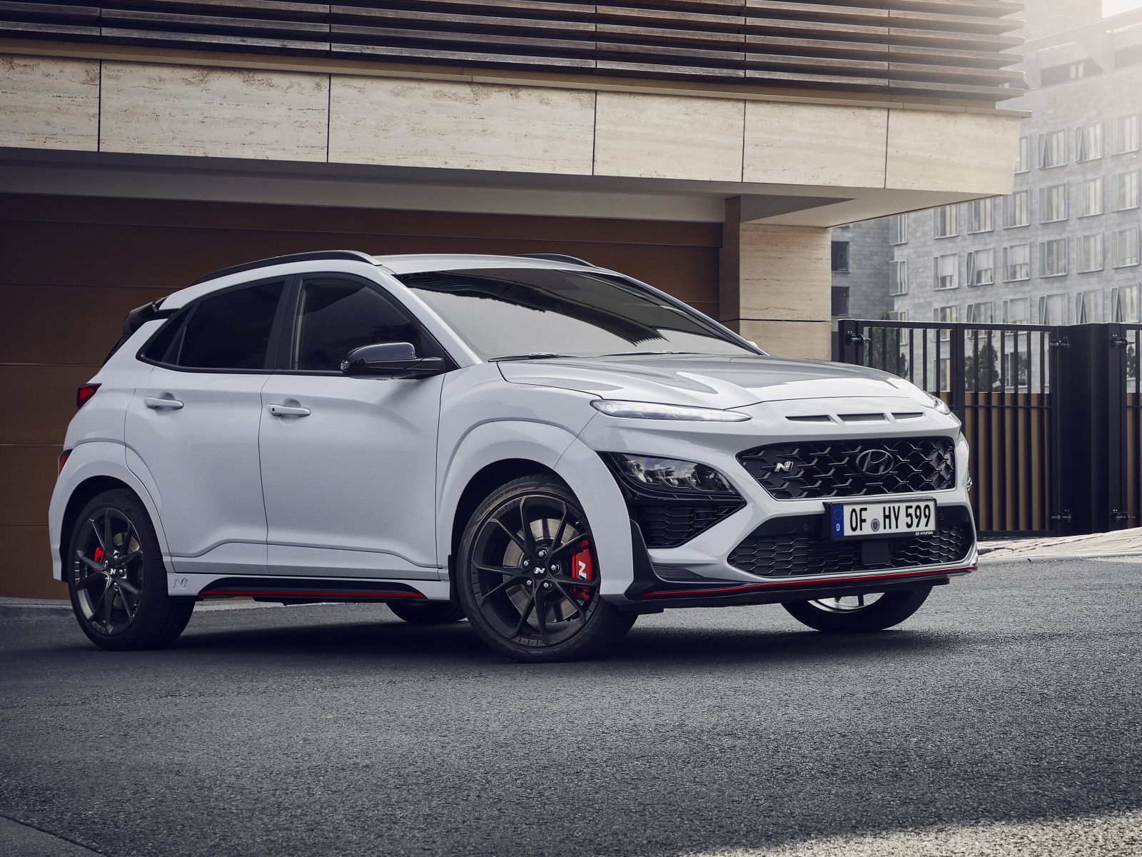 Серебристый Hyundai Kona N у гаража 