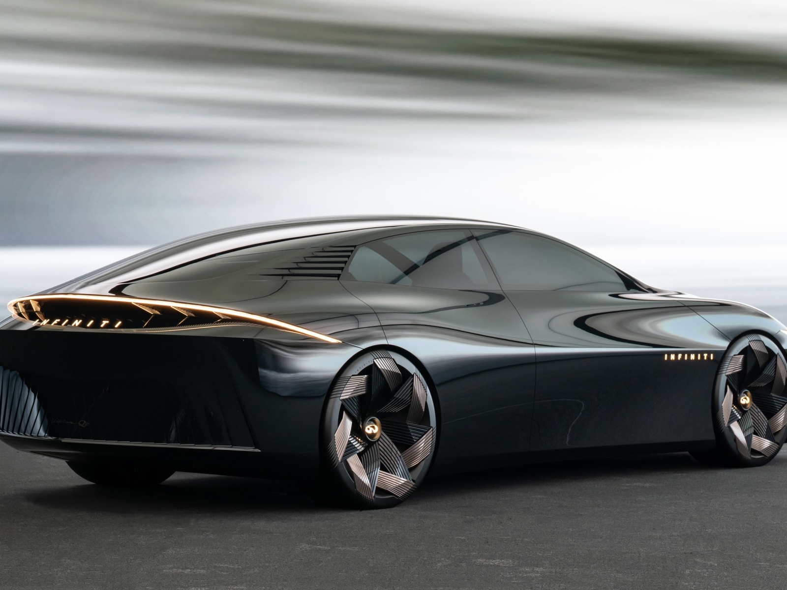 Вид сзади на черный автомобиль концепт Infiniti Vision Qe 2023 года