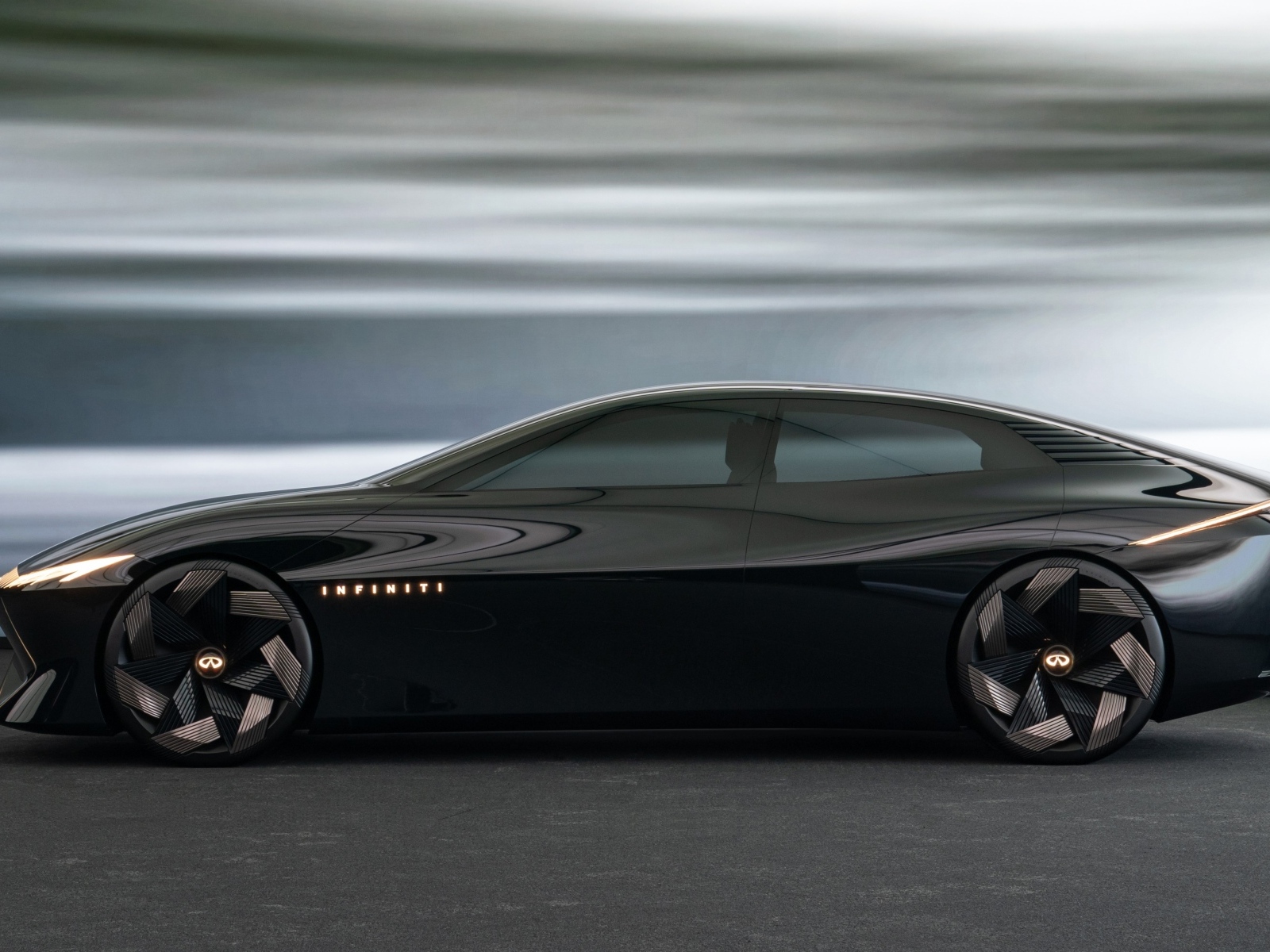 Вид сбоку на черный автомобиль Infiniti Vision Qe