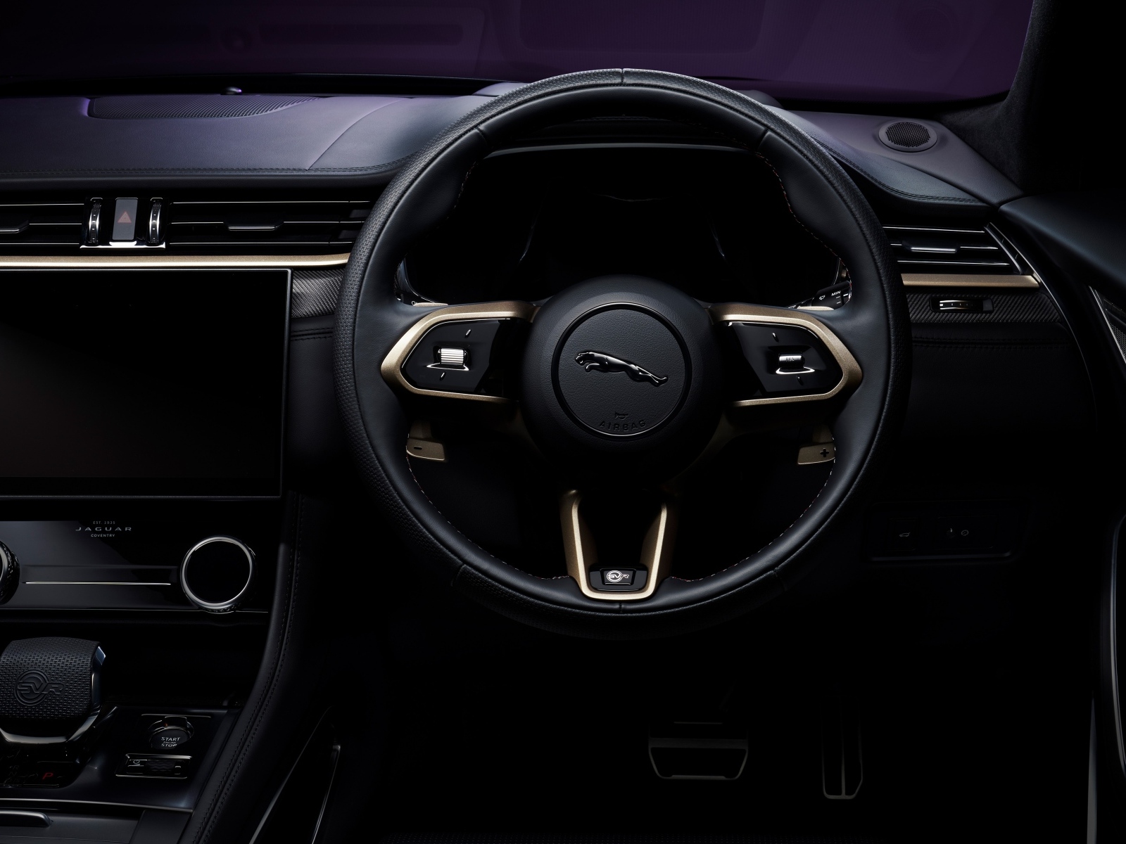 Черный кожаный салон автомобиля Jaguar F-Pace SVR