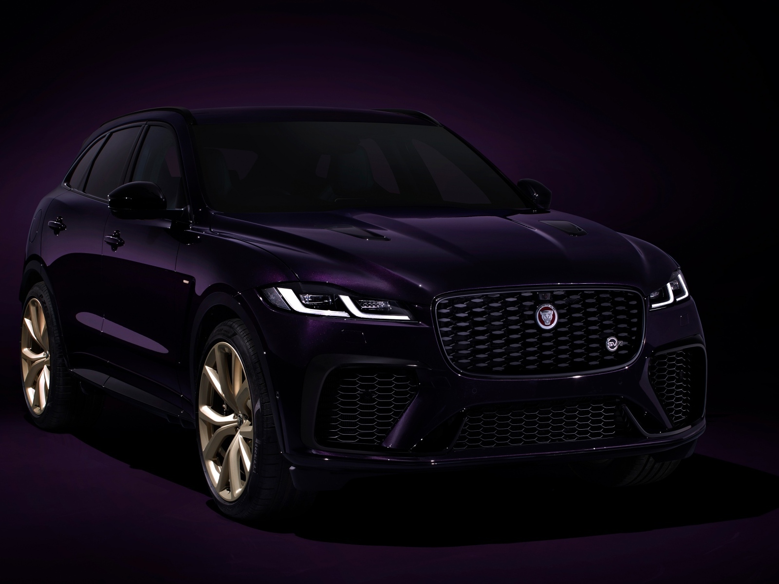 Автомобиль Jaguar F-Pace SVR  на черном фоне