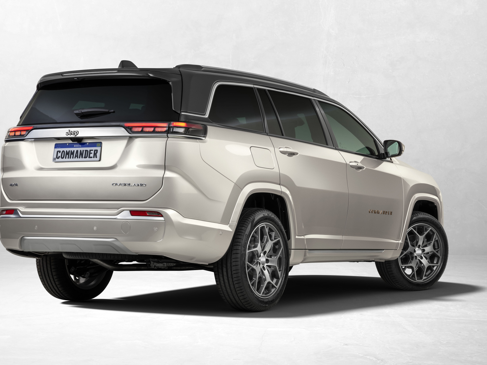 Внедорожник Jeep Commander Overland 2022 года вид сзади