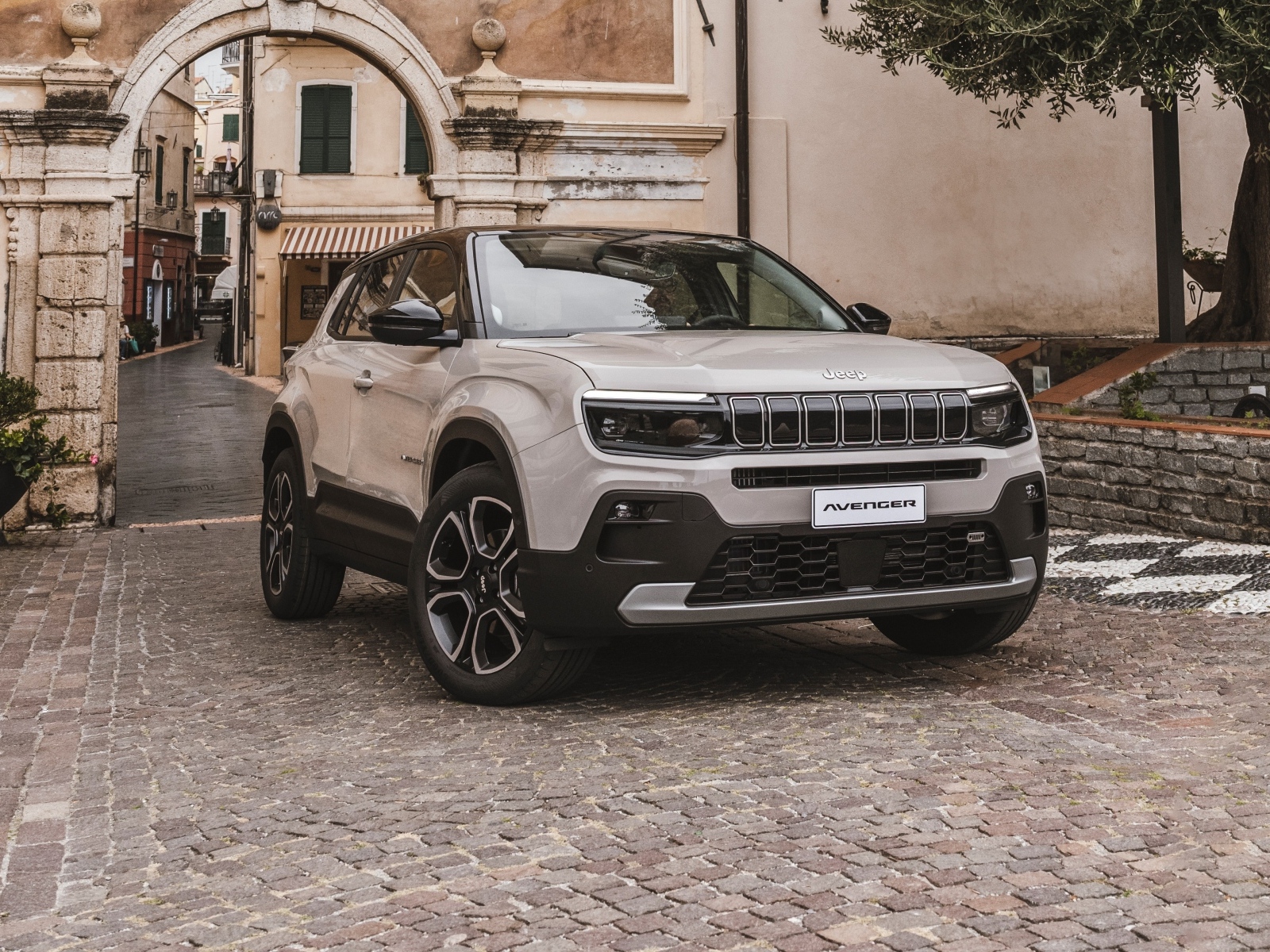Внедорожник Jeep Avenger E-Hybrid в городе