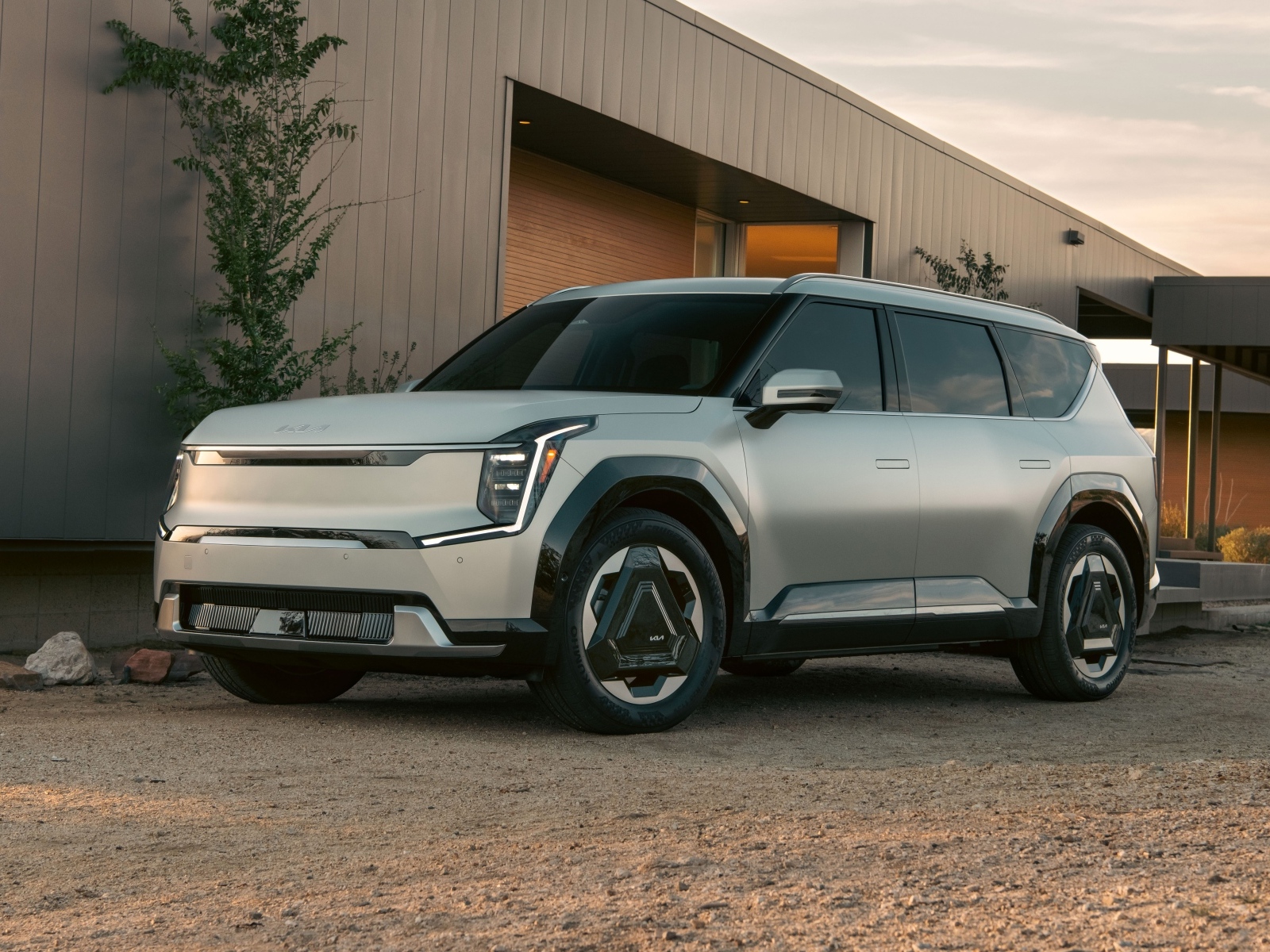 Новый серебристый автомобиль Kia EV9,  2024 года