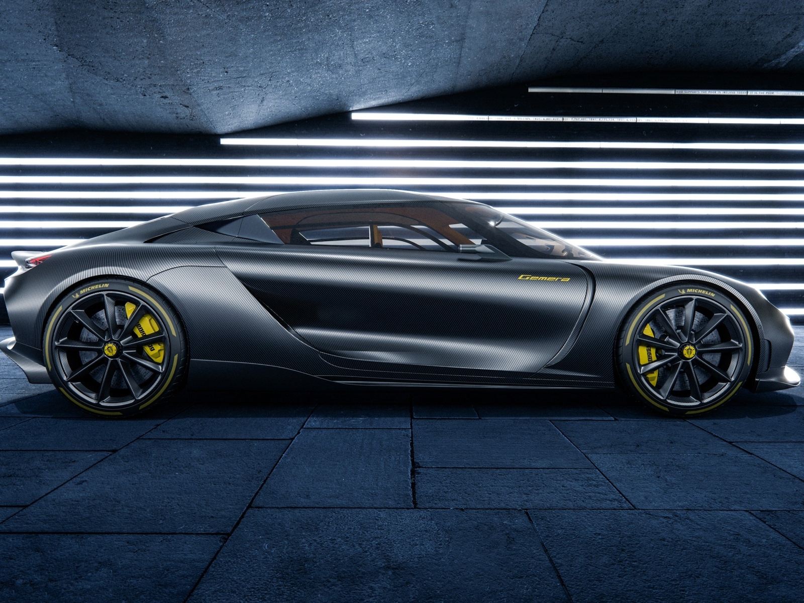 Серебристый автомобиль Koenigsegg Gemera вид сбоку