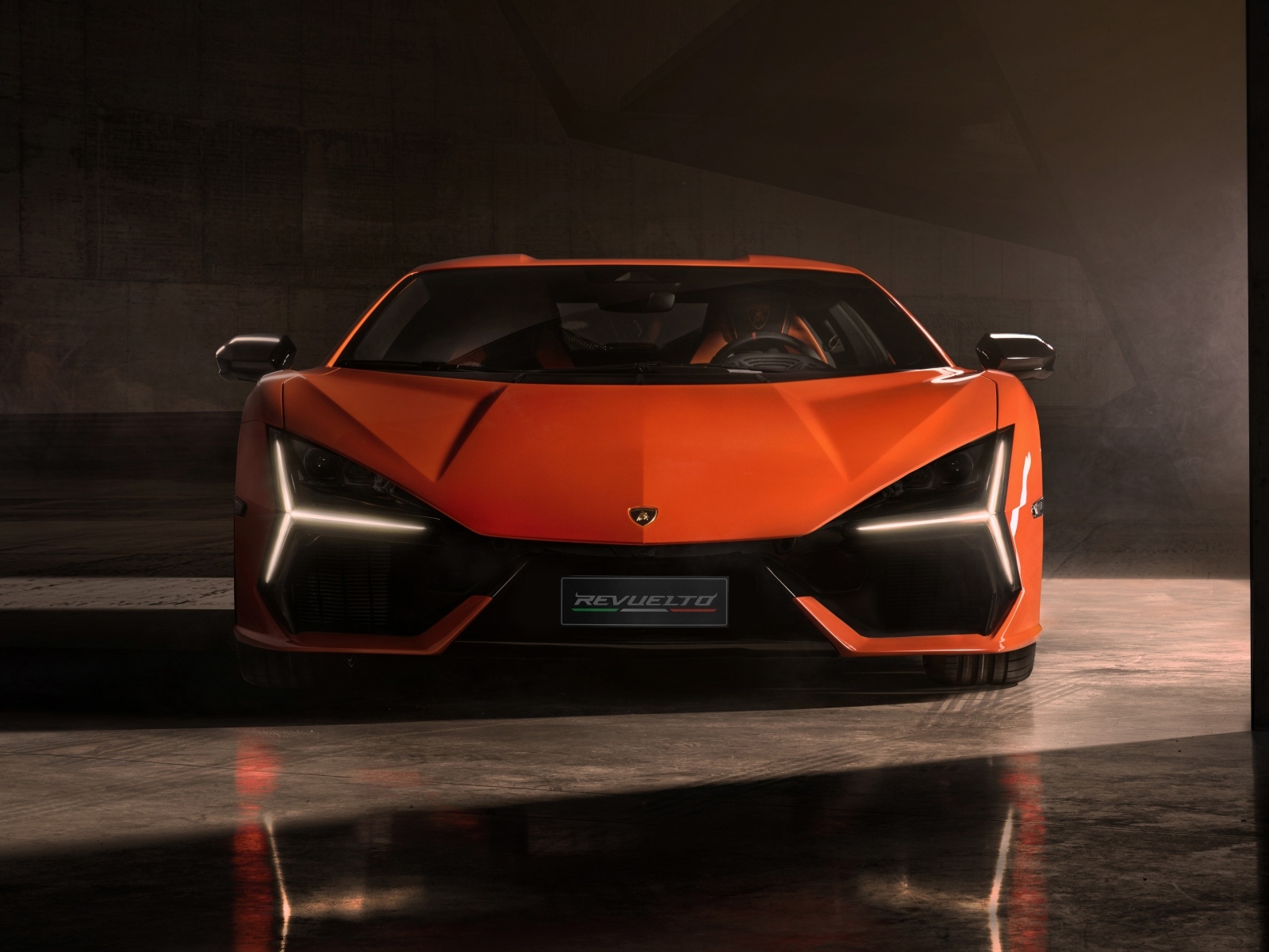 Автомобиль Lamborghini Revuelto 2023 вид спереди
