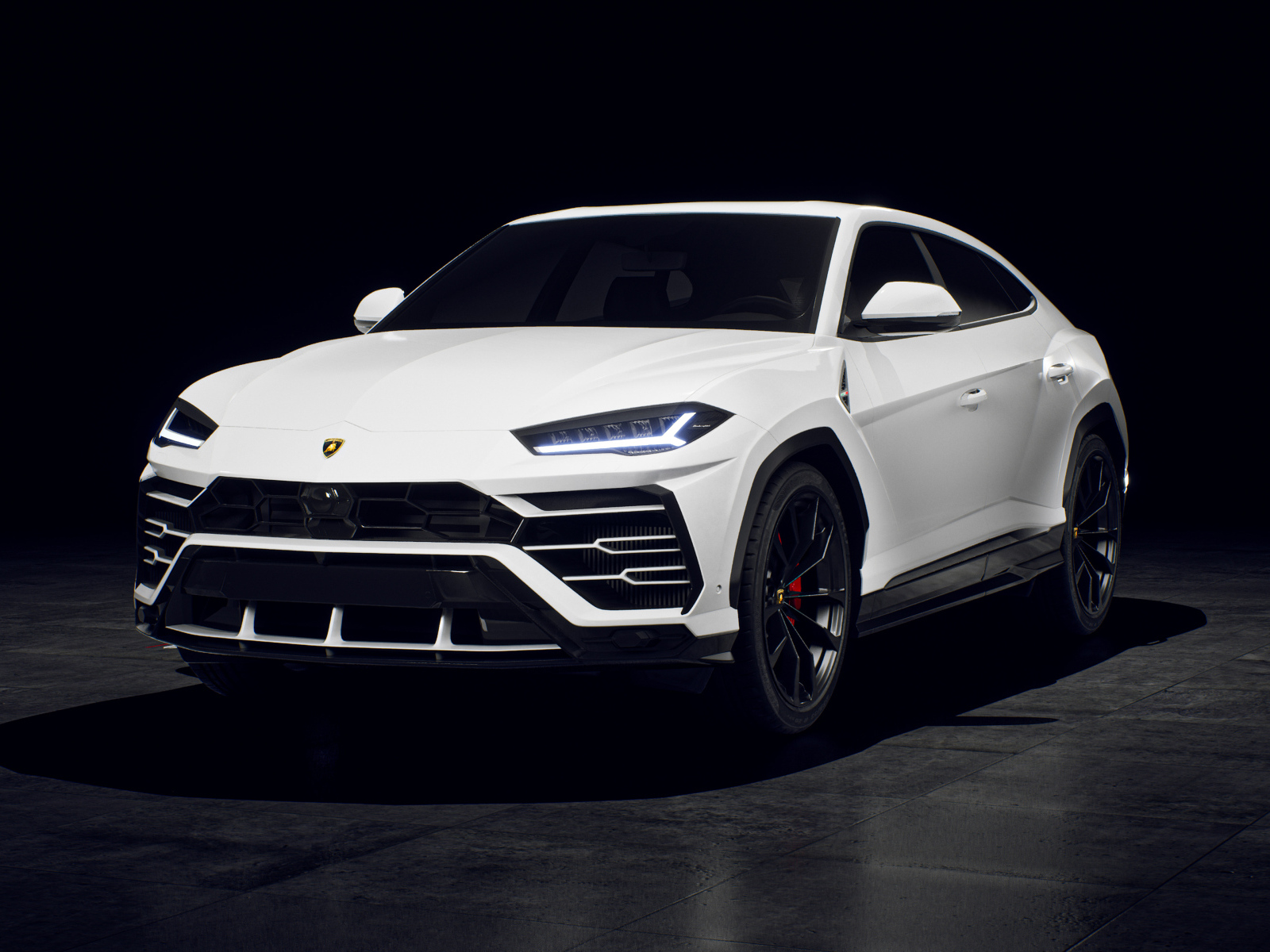 Автомобиль Lamborghini Urus вид спереди