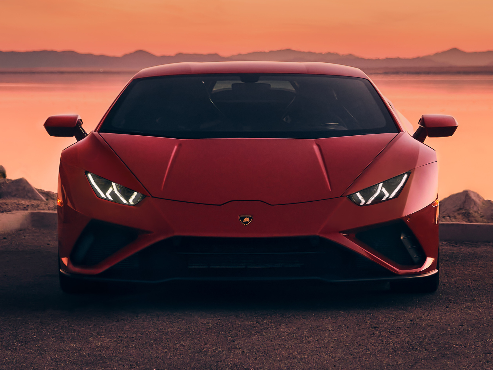 Дорогой красный автомобиль Lamborghini Huracan EVO RWD у воды