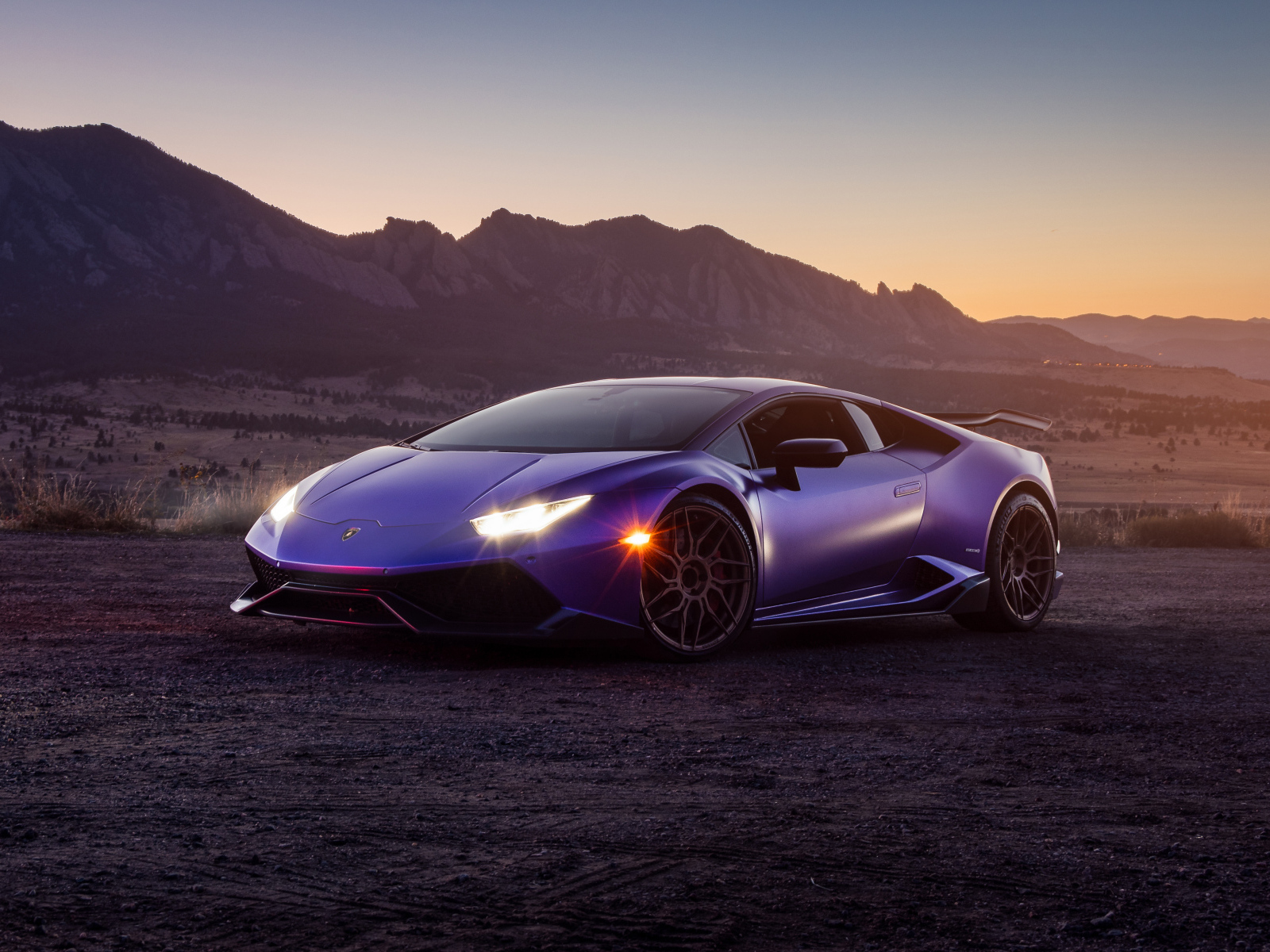 Спорткар Lamborghini Huracán с включенными фарами