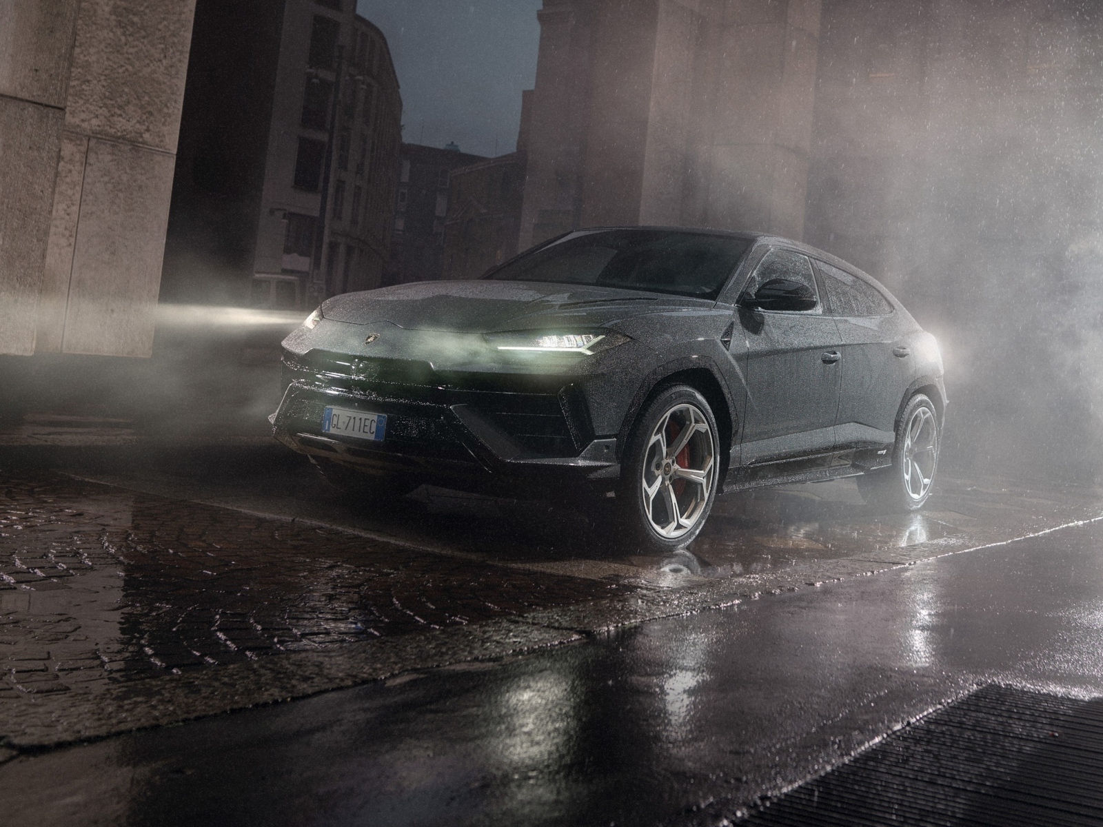 Автомобиль Lamborghini Urus S под дождем