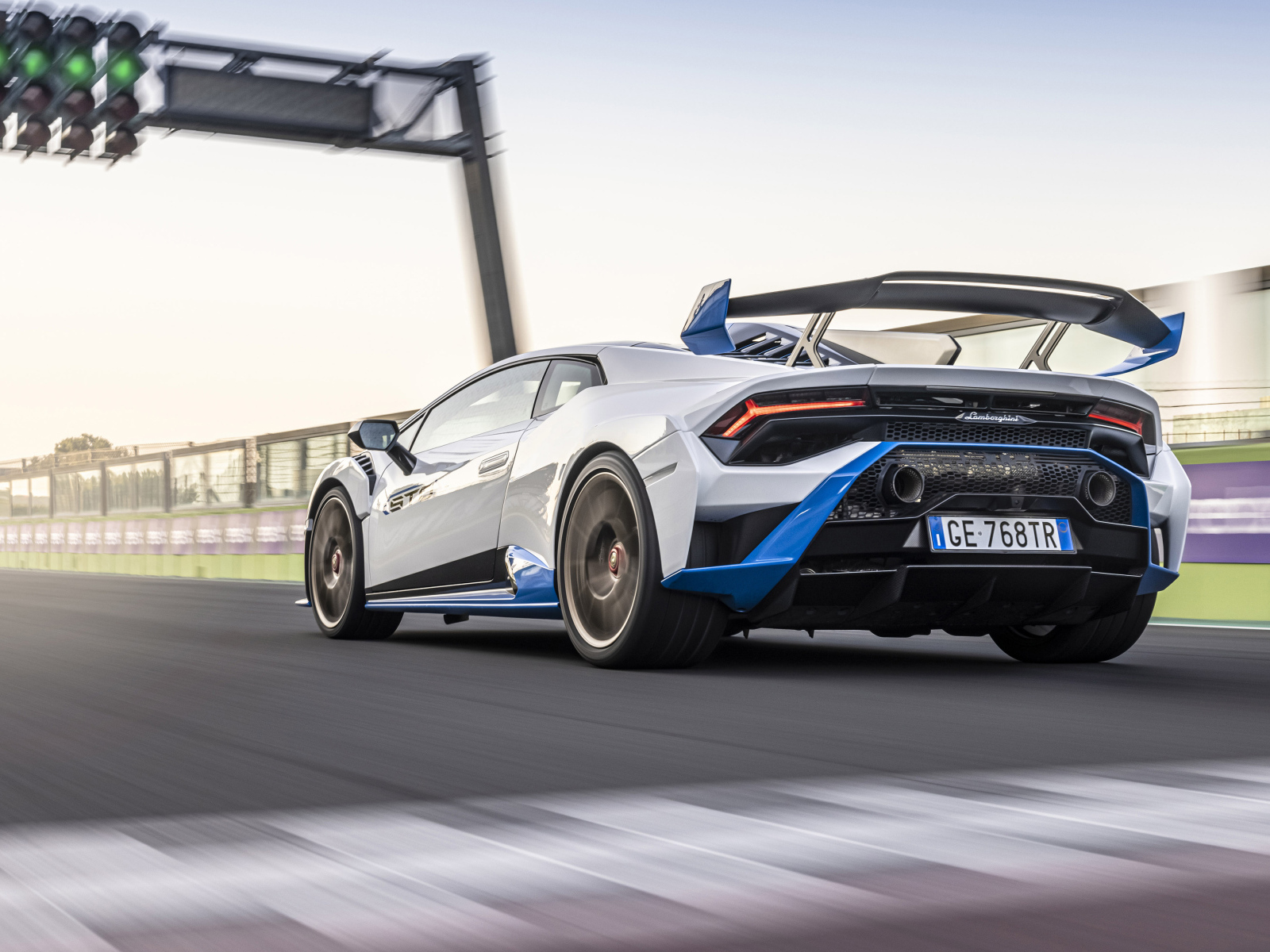 Гоночный Lamborghini Huracán STO у светофора 