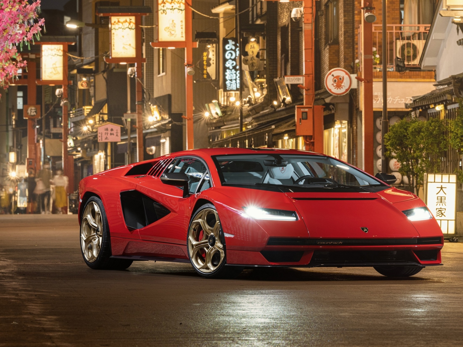 Красный быстрый автомобиль Lamborghini Countach LPI 800-4  в городе