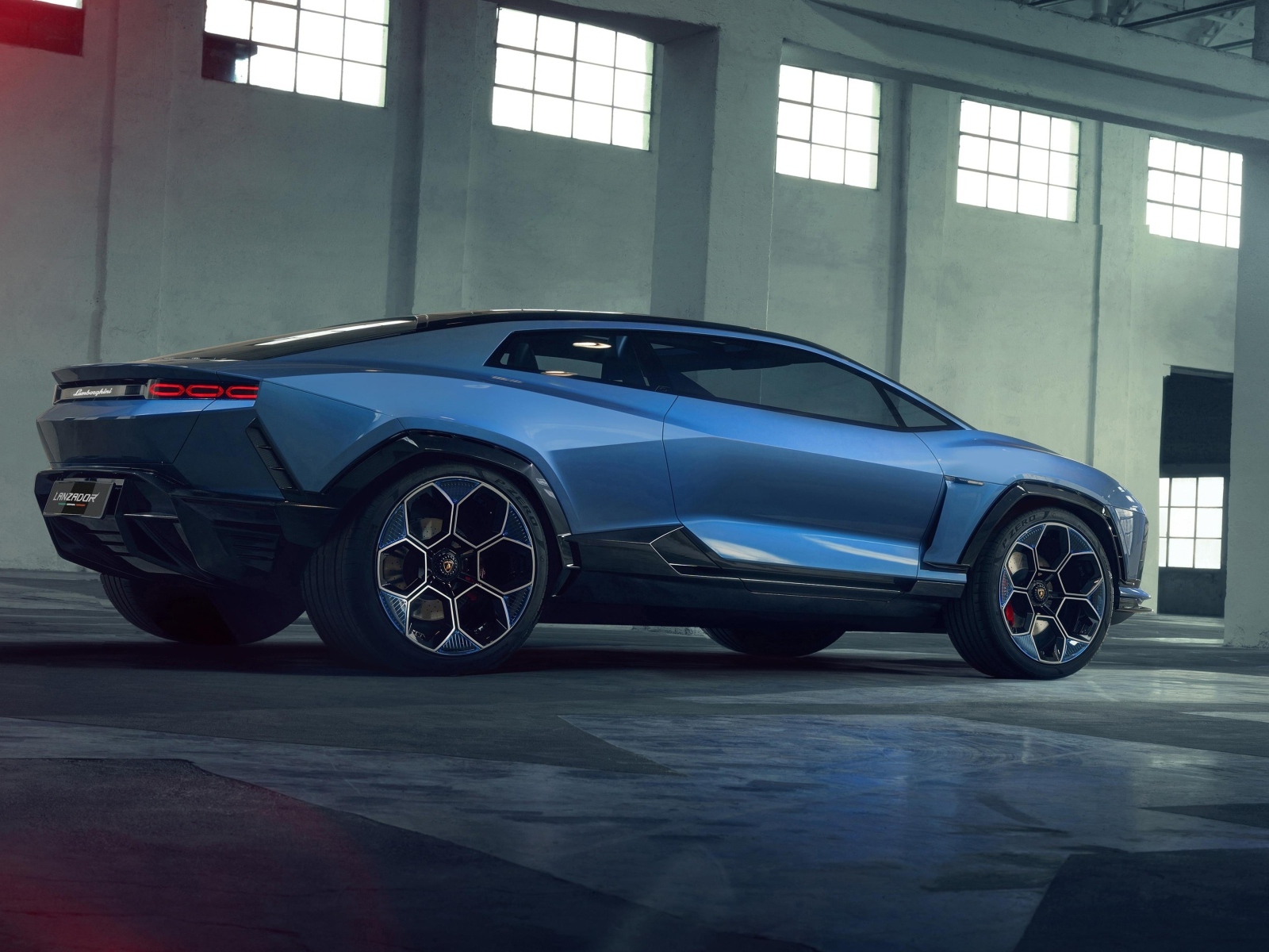 Вид сбоку на автомобиль Lamborghini Lanzador Concept EV
