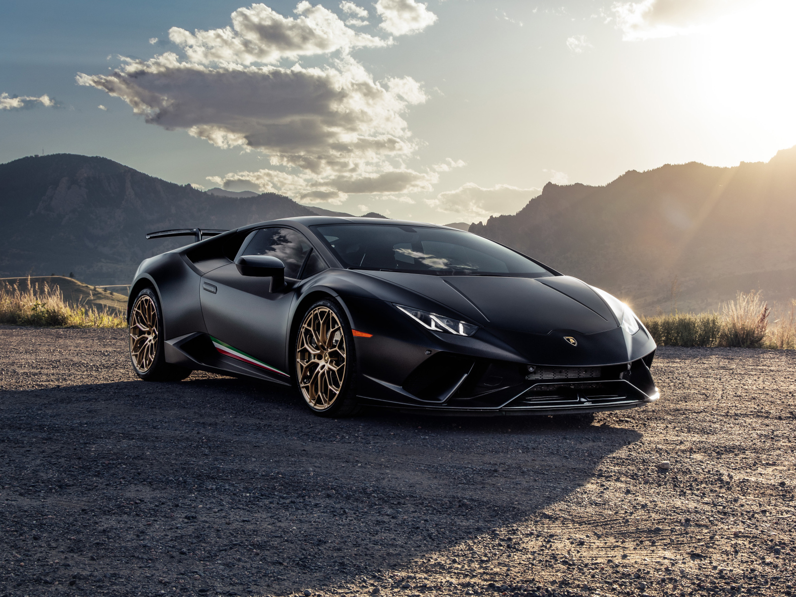 Стильный черный автомобиль Lamborghini Huracan Performante на фоне гор