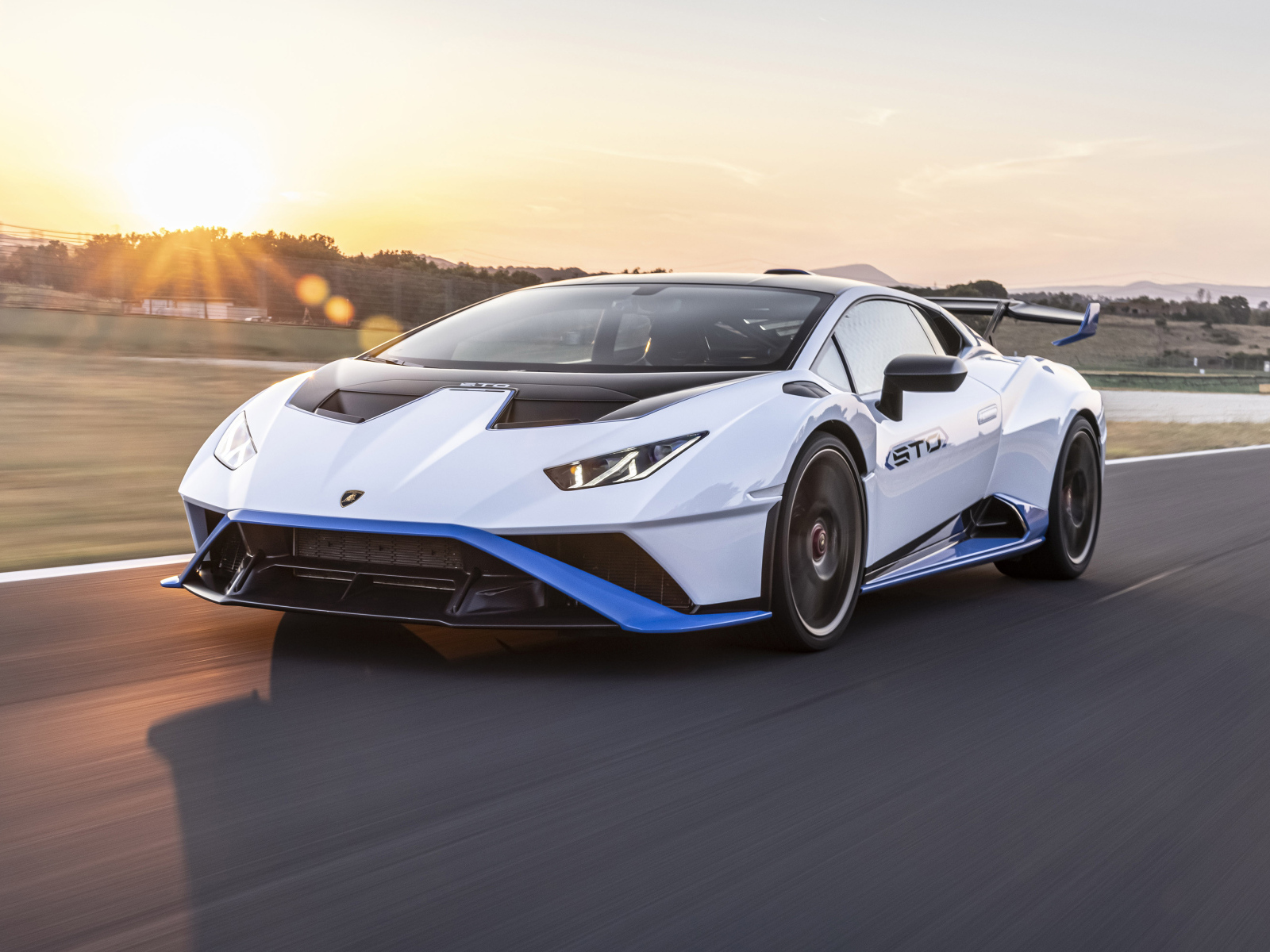 Белый Lamborghini Huracán STO 2022 года 