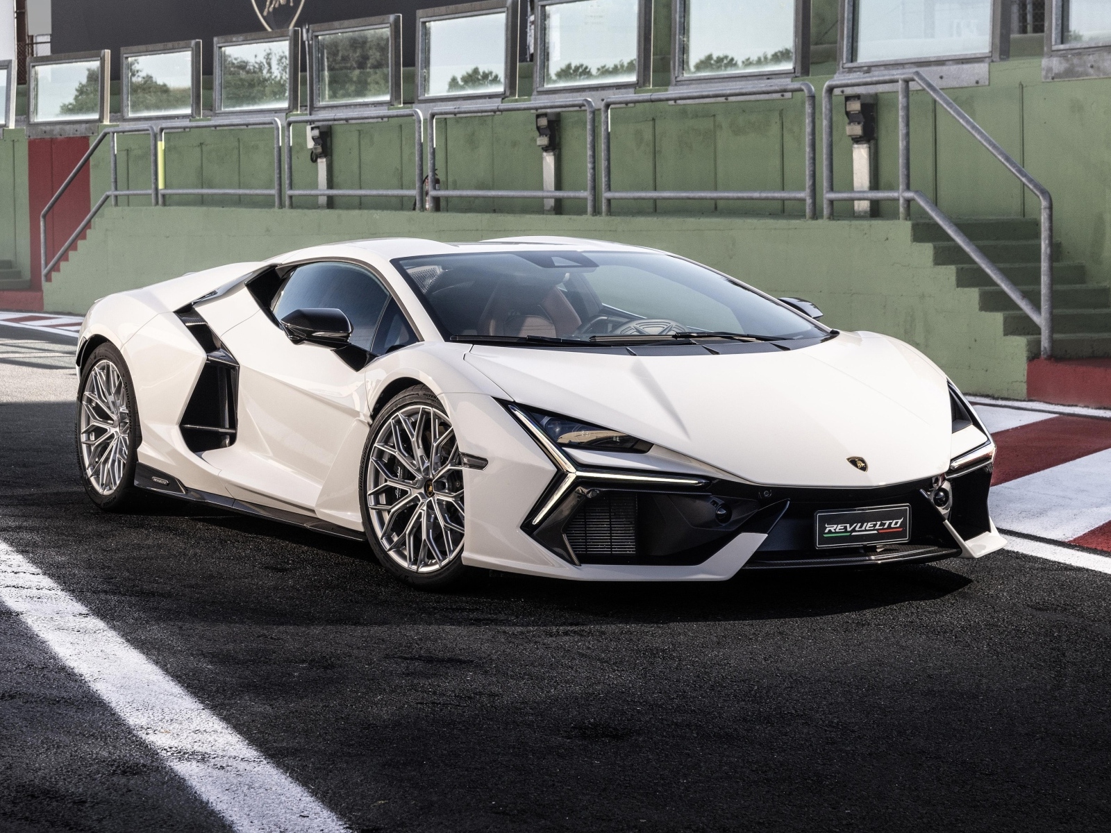 Белый автомобиль Lamborghini Revuelto