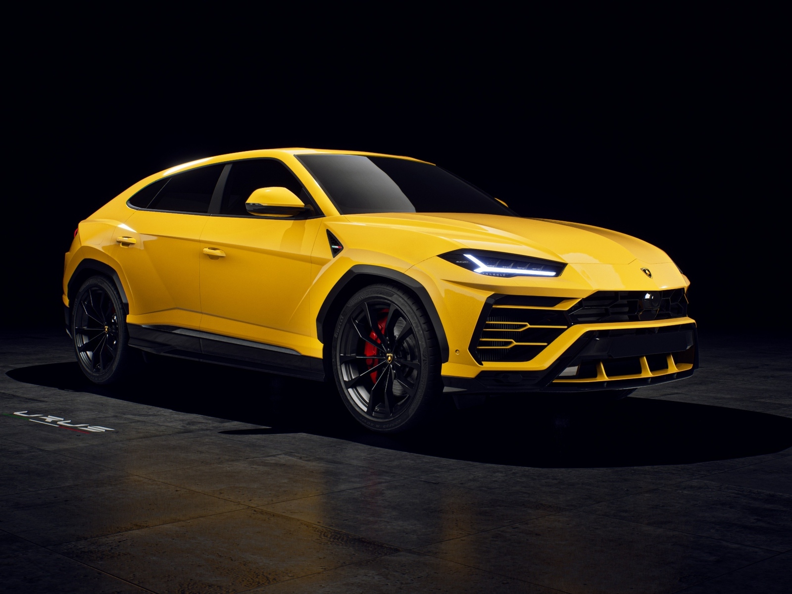 Желтый автомобиль Lamborghini Urus