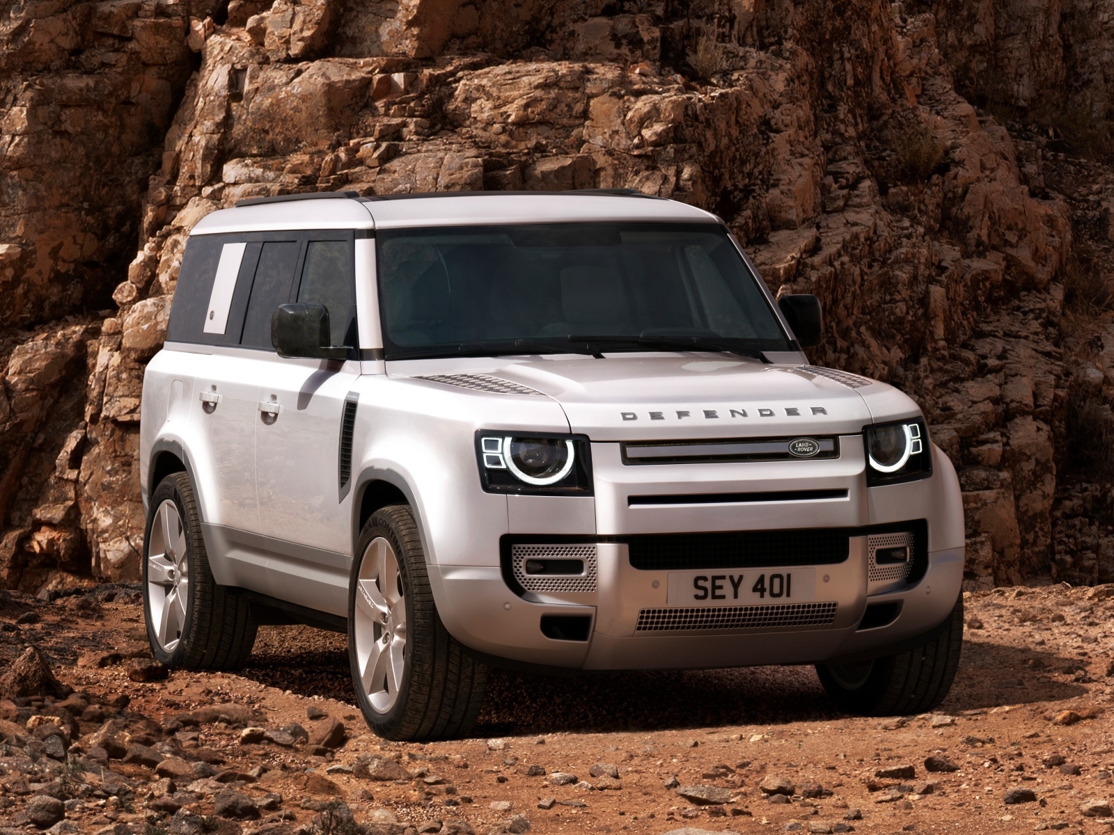 Автомобиль Land Rover Defender 130  вид спереди