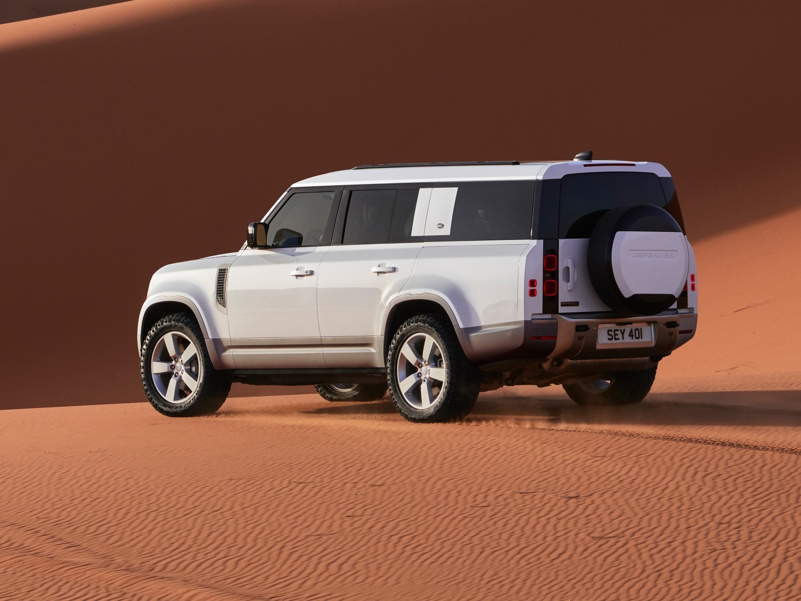 Внедорожник  Land Rover Defender 130 в пустыни