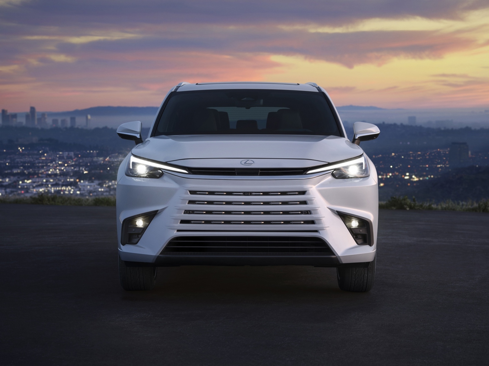 Вид спереди на автомобиль Lexus TX 350 Premium 2024 года