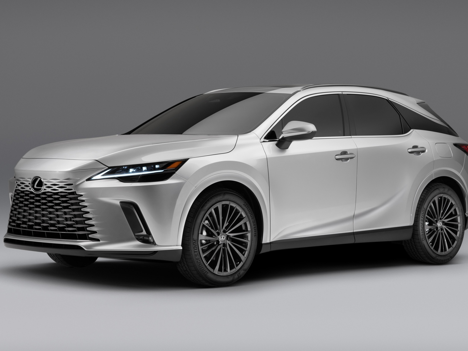 Автомобиль Lexus RX 350 AWD на сером фоне